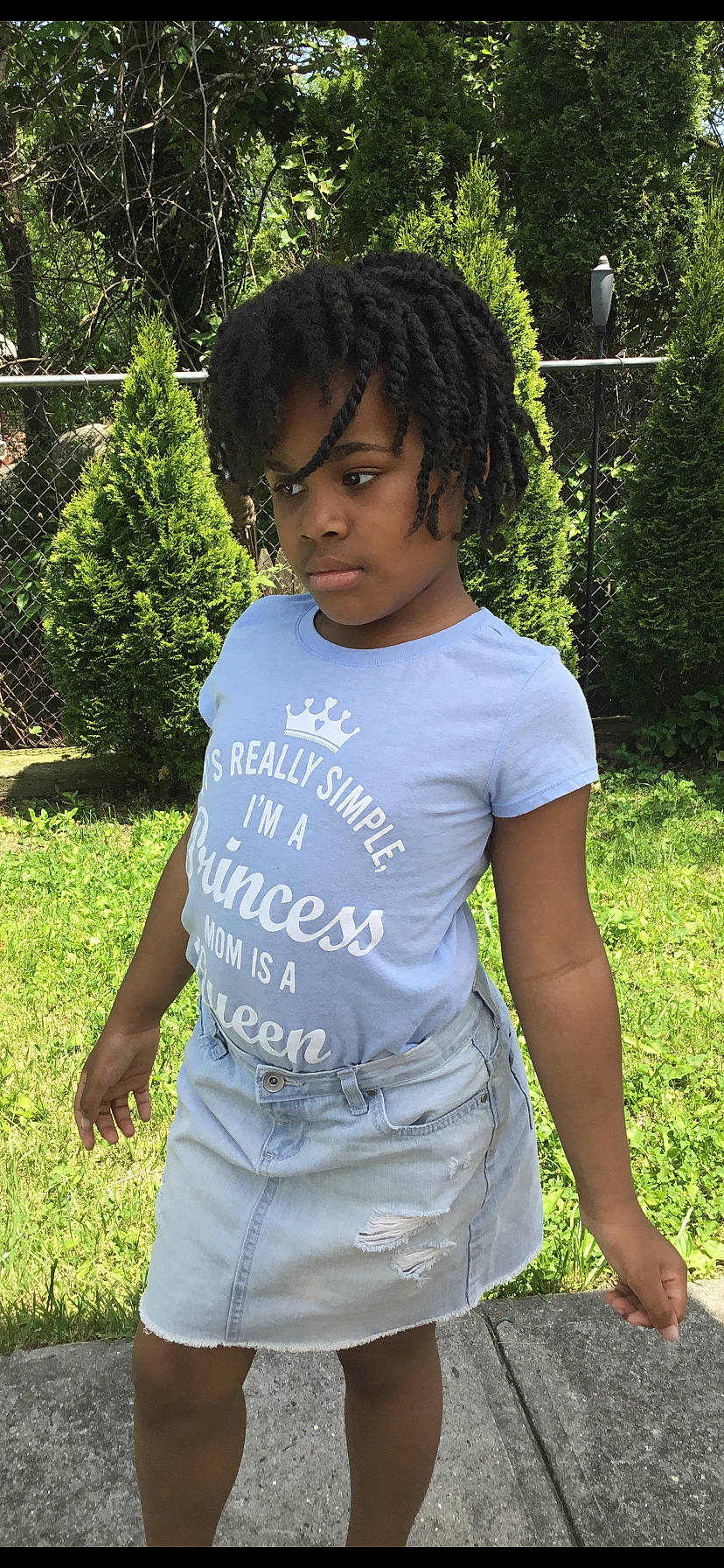 Gabrielle is registered to the contest to win money with this photo: active_shirt, backyard, bag, belt, black_hair, chain_link_fencing, dreadlocks, garden, hedge, home_fencing, jheri_curl, mesh, person, pocket, s_curl, sandal, shoulder, shrub, style, wire_fencing