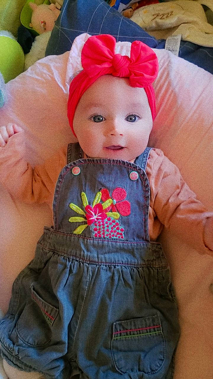 Enola a rejoint le concours — aidez-le/la à gagner de superbes lots ! baby_toddler_clothing, child, costume_hat, day_dress, doll, dress, eyelash, fashion_design, headgear, iris, lip, magenta, pattern, peach, person, pink, skin, sleeve, toy, waist