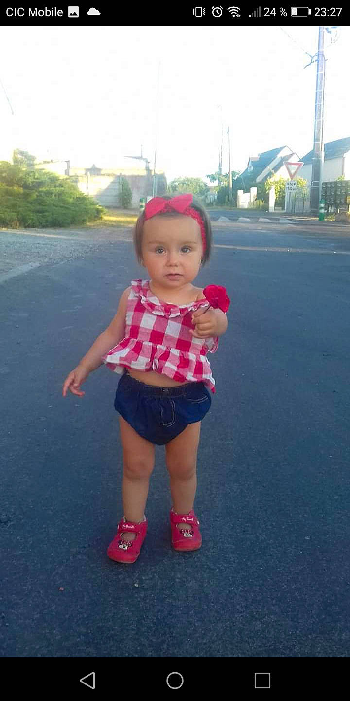 Shanna participe au concours pour gagner de l'argent avec cette photo : asphalt, child, footwear, fun, person, pink, play, shoe, snapshot, standing, summer, toddler, vacation