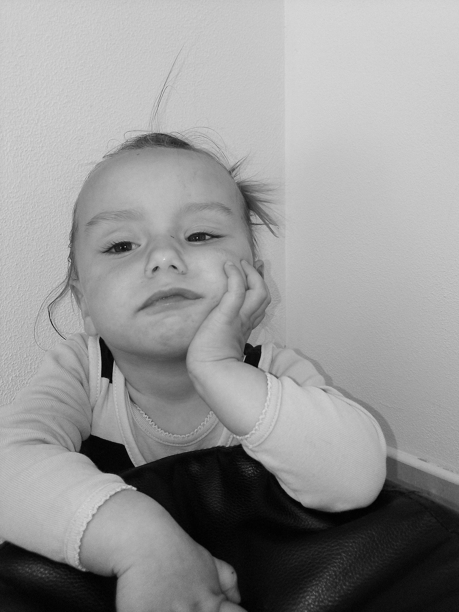 Shanna a rejoint le concours — aidez-le/la à gagner de superbes lots ! arm, baby, black, black_and_white, cheek, child, eye, face, hand, head, monochrome, monochrome_photography, nose, person, photography, portrait, sitting, skin, smile, toddler