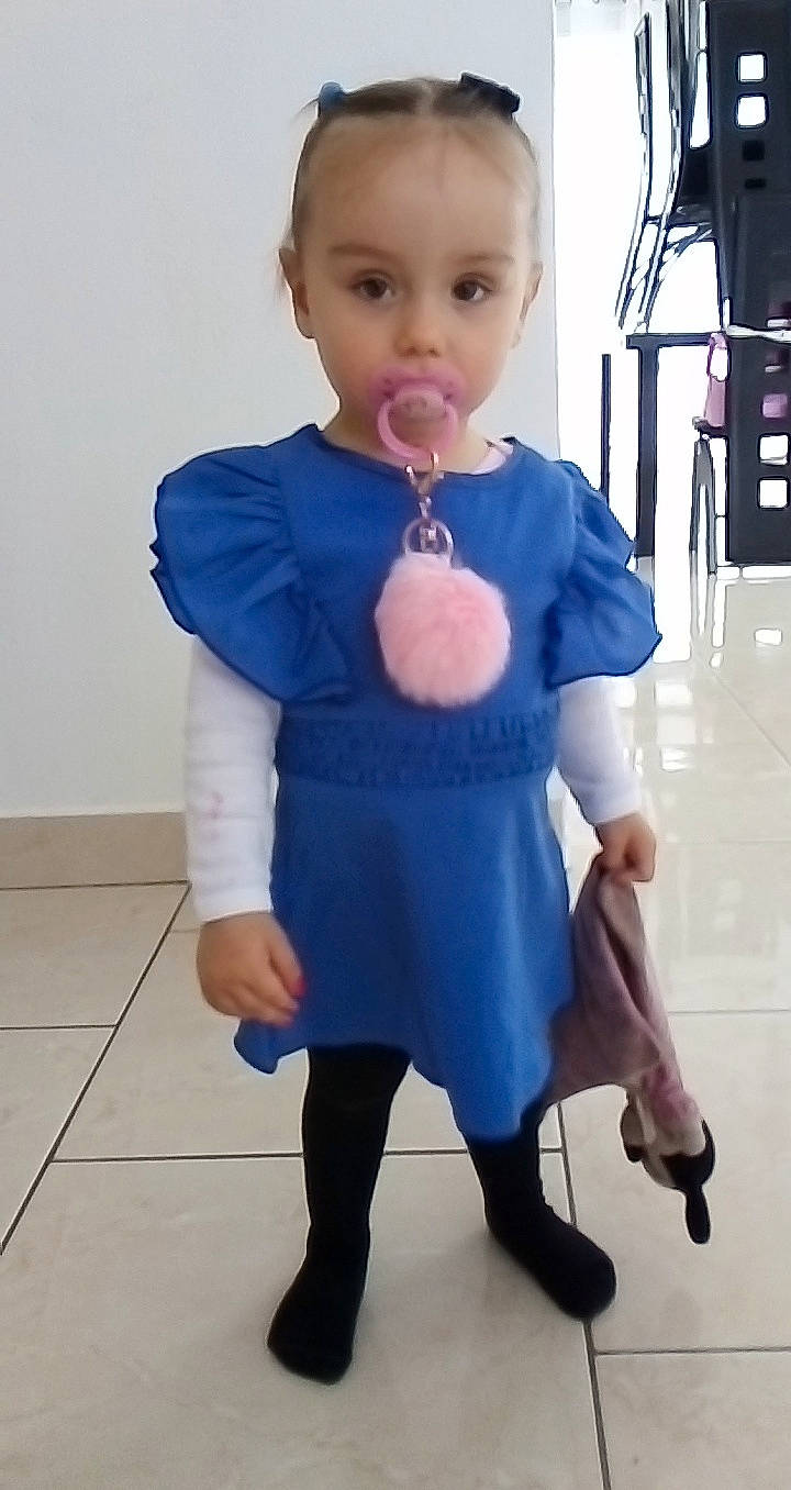 Shanna a rejoint le concours — aidez-le/la à gagner de superbes lots ! arm, blue, child, clothing, cobalt_blue, costume, dress, electric_blue, joint, knee, leg, neck, outerwear, person, shoulder, sleeve, standing, thigh, tights, toddler