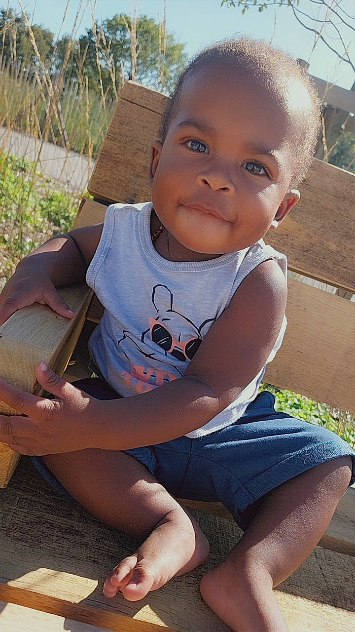 Steve a rejoint le concours — aidez-le/la à gagner de superbes lots ! baby, baby_toddler_clothing, child, finger, fun, grass, hairstyle, happy, head, leg, leisure, mouth, people_in_nature, person, plant, skin, smile, summer, thigh, toddler