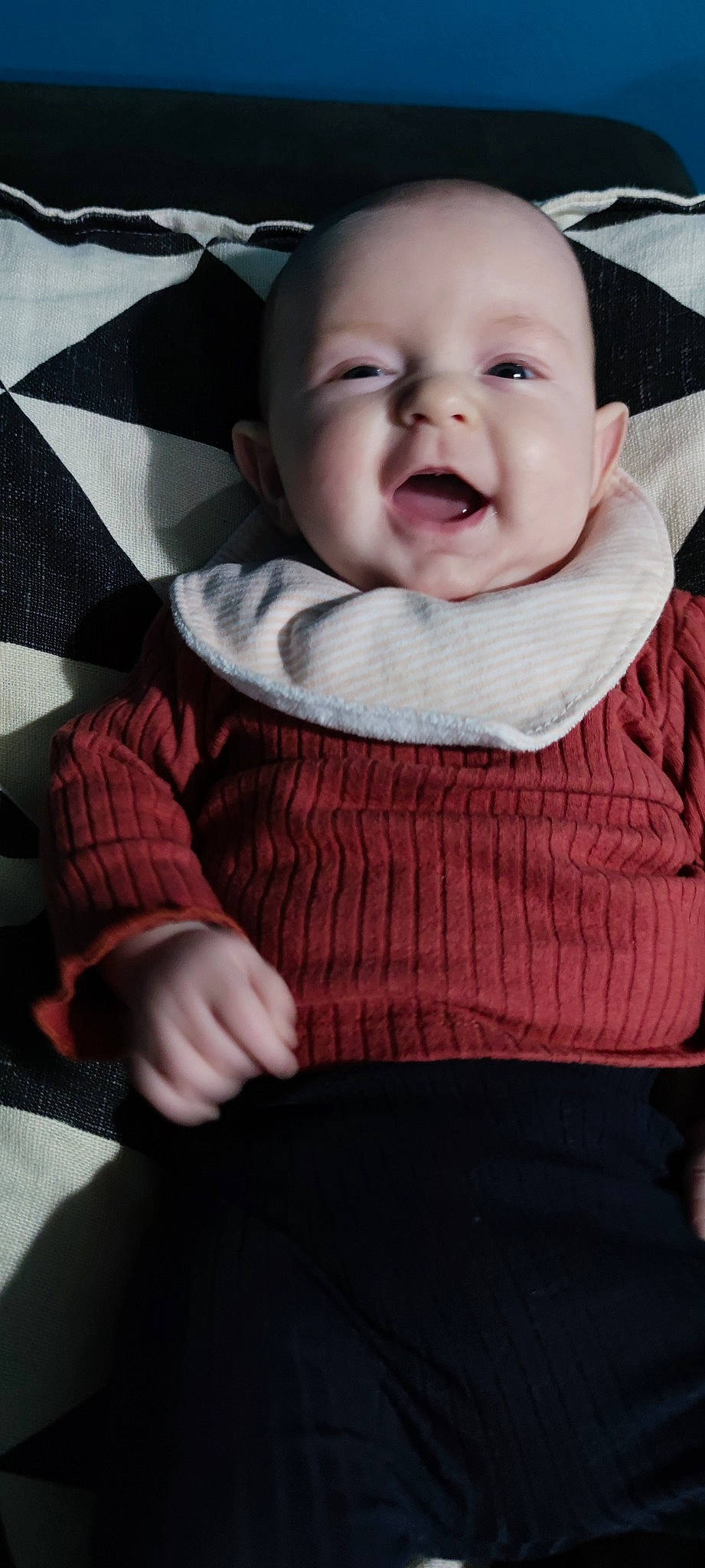 Iliana a rejoint le concours — aidez-le/la à gagner de superbes lots ! baby, baby_laughing, baby_toddler_clothing, cheek, child, collar, comfort, fashion_accessory, happy, iris, linens, magenta, mouth, pattern, person, pink, sitting, skin, sleeve, smile