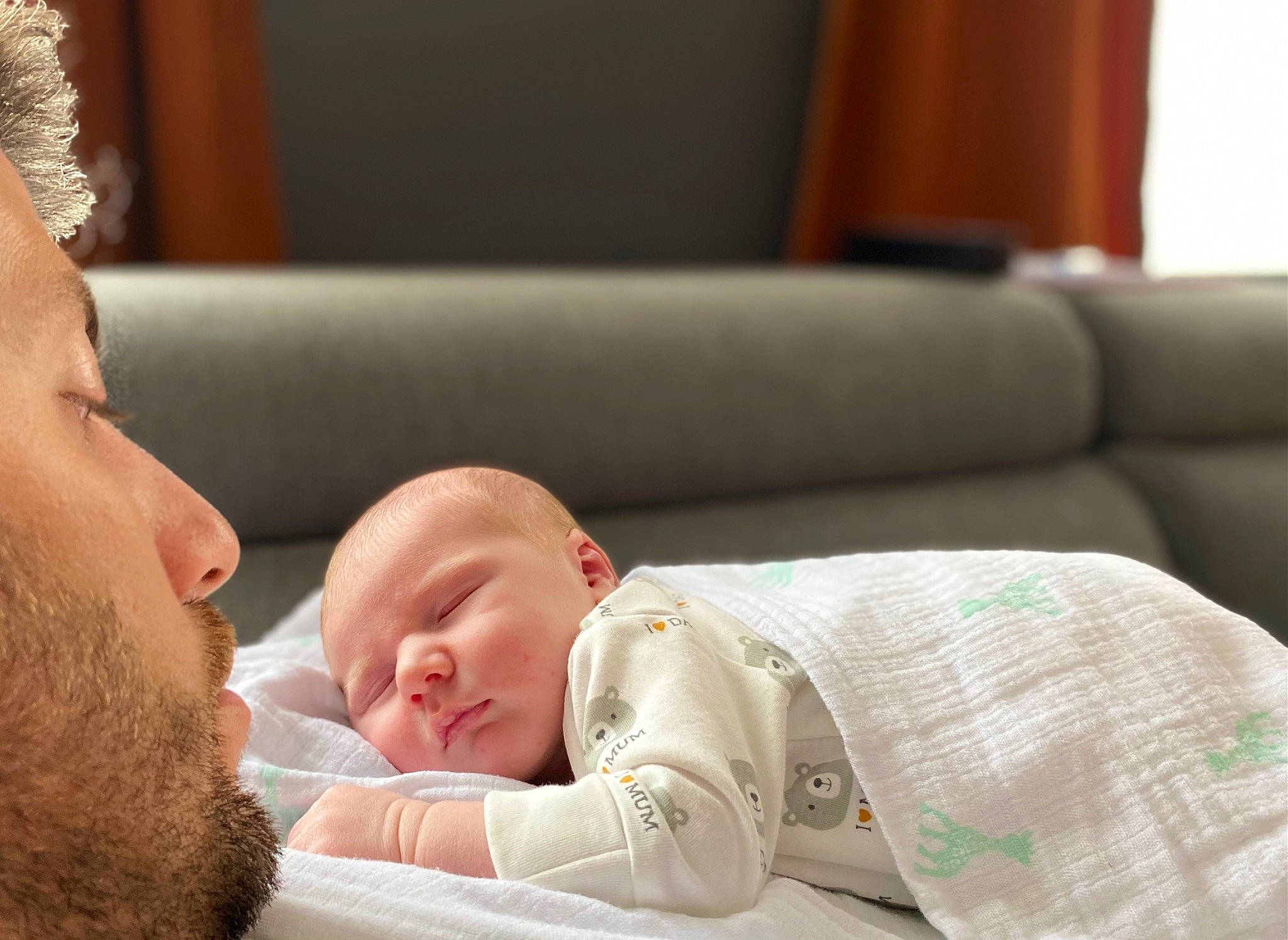 Basile a rejoint le concours — aidez-le/la à gagner de superbes lots ! baby, baby_products, baby_sleeping, baby_toddler_clothing, beard, bedtime, cheek, child, comfort, couch, ear, event, face, happy, nap, person, room, sitting, skin, smile