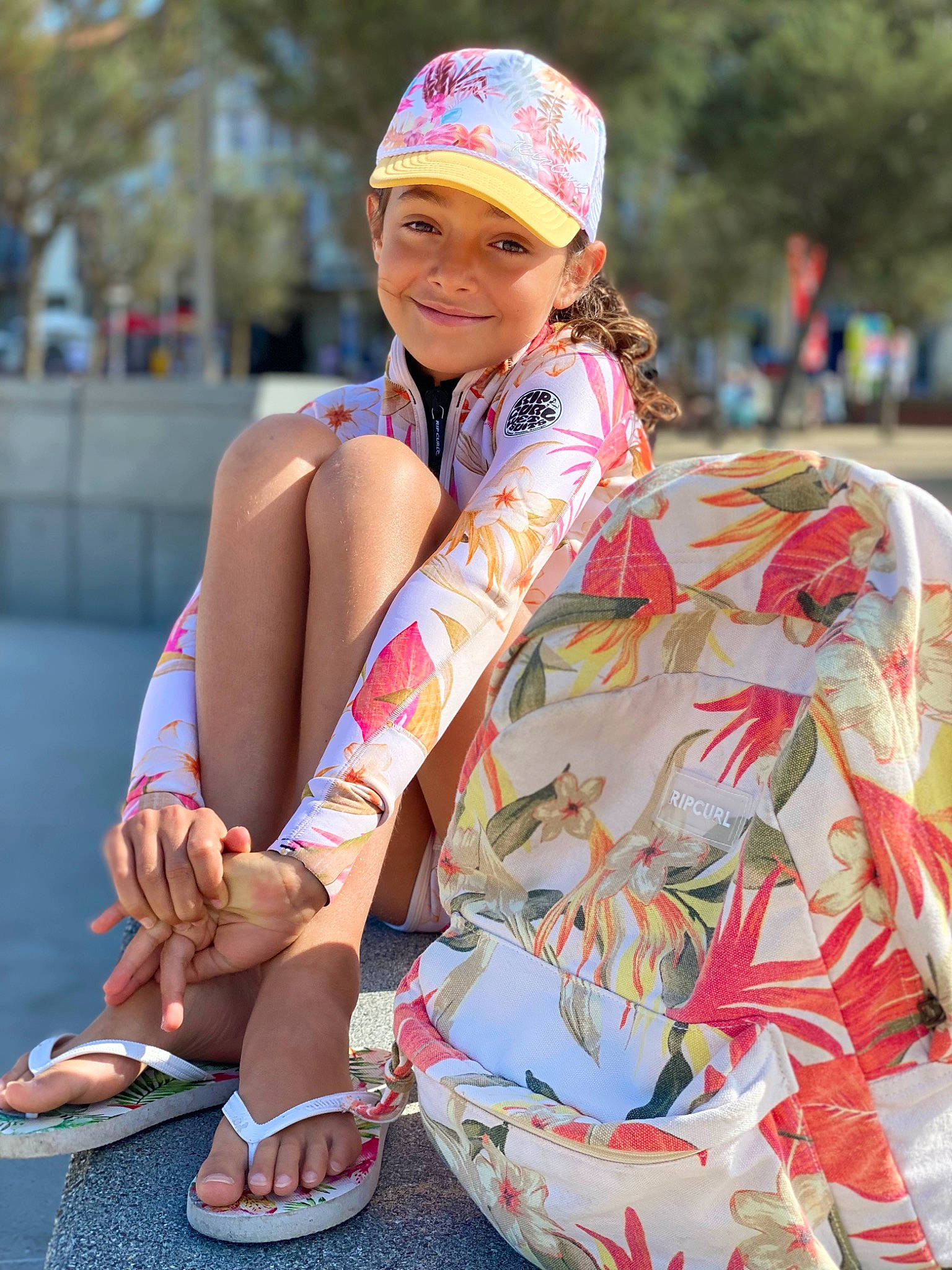 Diana participe au concours pour gagner de l'argent avec cette photo : cap, eye, eyewear, fashion_design, happy, headwear, human_leg, joy, knee, leg, leisure, orange, pattern, person, photograph, pink, recreation, sandal, smile, street_fashion