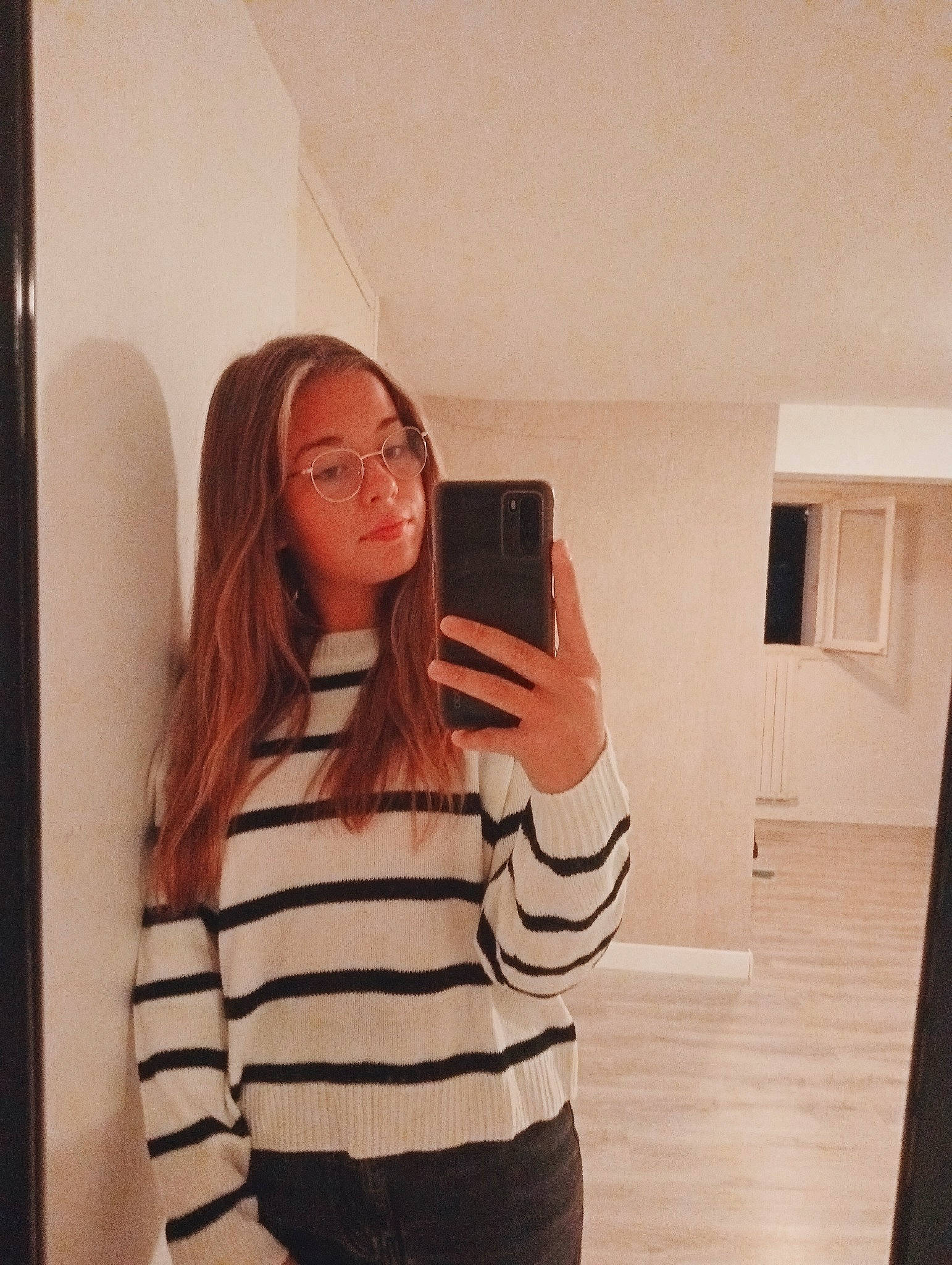 Maylee participe au concours pour gagner de l'argent avec cette photo : abdomen, brown_hair, elbow, eyelash, eyewear, fashion_design, flooring, fun, gesture, happy, layered_hair, long_hair, long_sleeved_t_shirt, person, room, selfie, sleeve, t_shirt, vision_care, waist