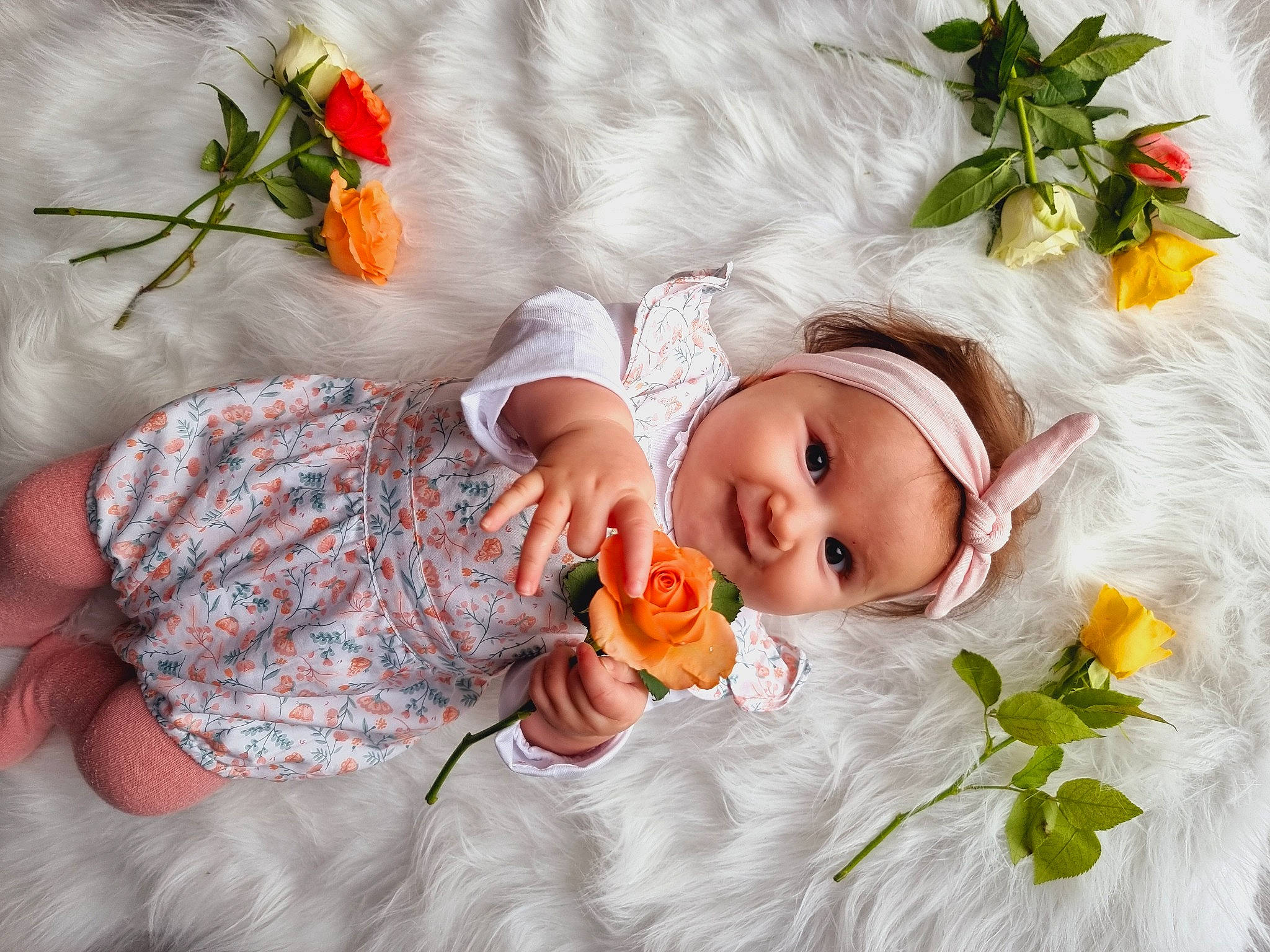 Alina a rejoint le concours — aidez-le/la à gagner de superbes lots ! baby, baby_sleeping, baby_toddler_clothing, child, comfort, cut_flowers, flower, flower_arranging, grass, hand, happy, headwear, linens, orange, person, petal, product, rose, skin, textile