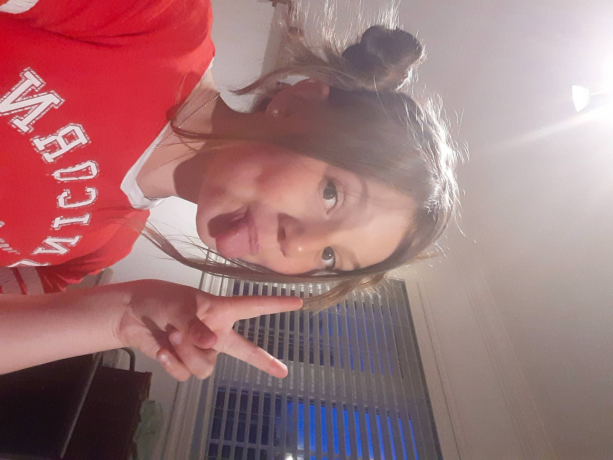 Mia a rejoint le concours — aidez-le/la à gagner de superbes lots ! carmine, child, cloud, cool, elbow, eye, eyebrow, facial_expression, flash_photography, fun, gesture, hairstyle, happy, human_body, lip, mouth, neck, person, skin, sky