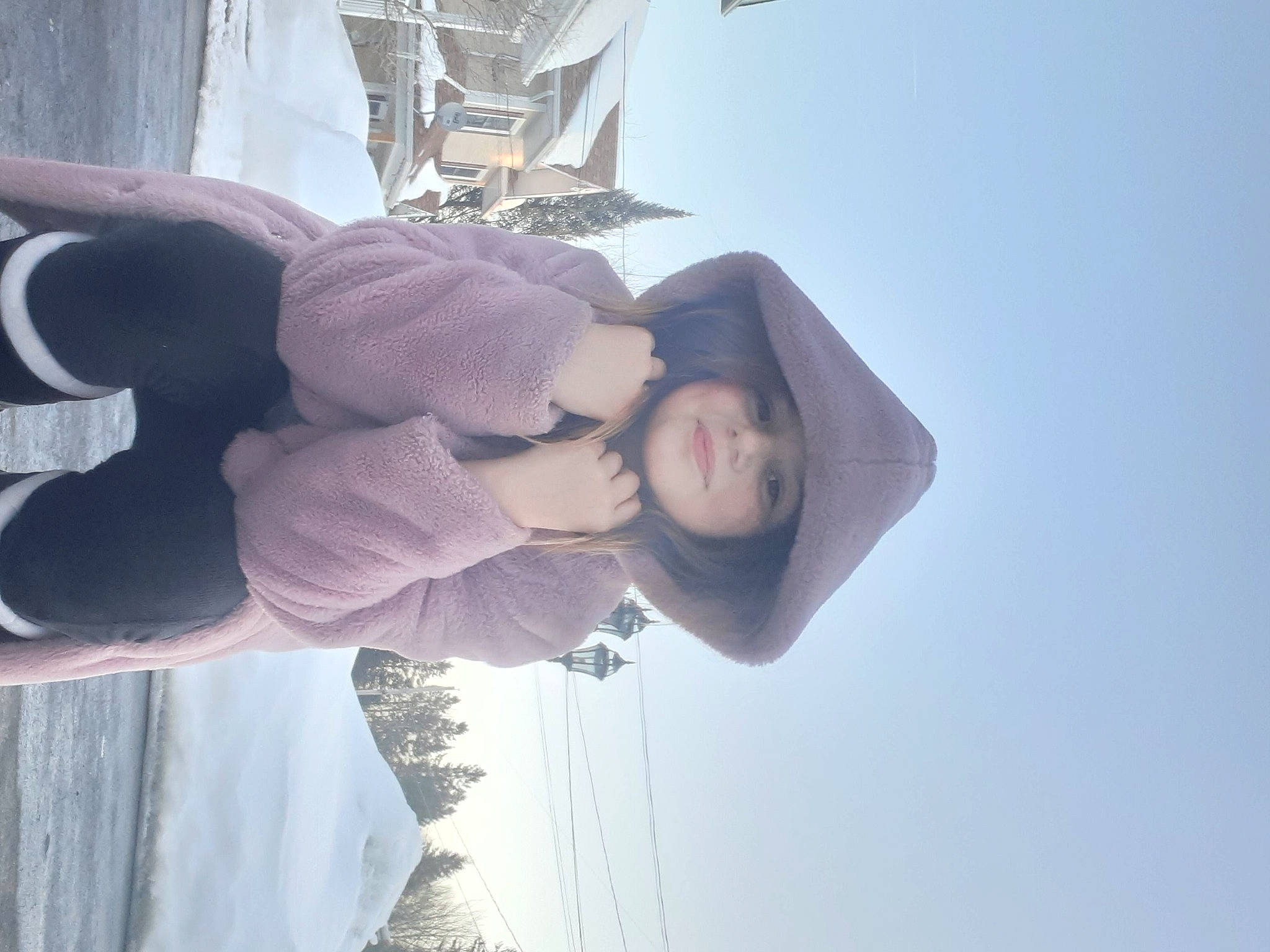 Mia participe au concours pour gagner de l'argent avec cette photo : elbow, eyewear, freezing, fun, gesture, happy, hat, headwear, person, sky, snow, tree, vacation, water, wind, winter