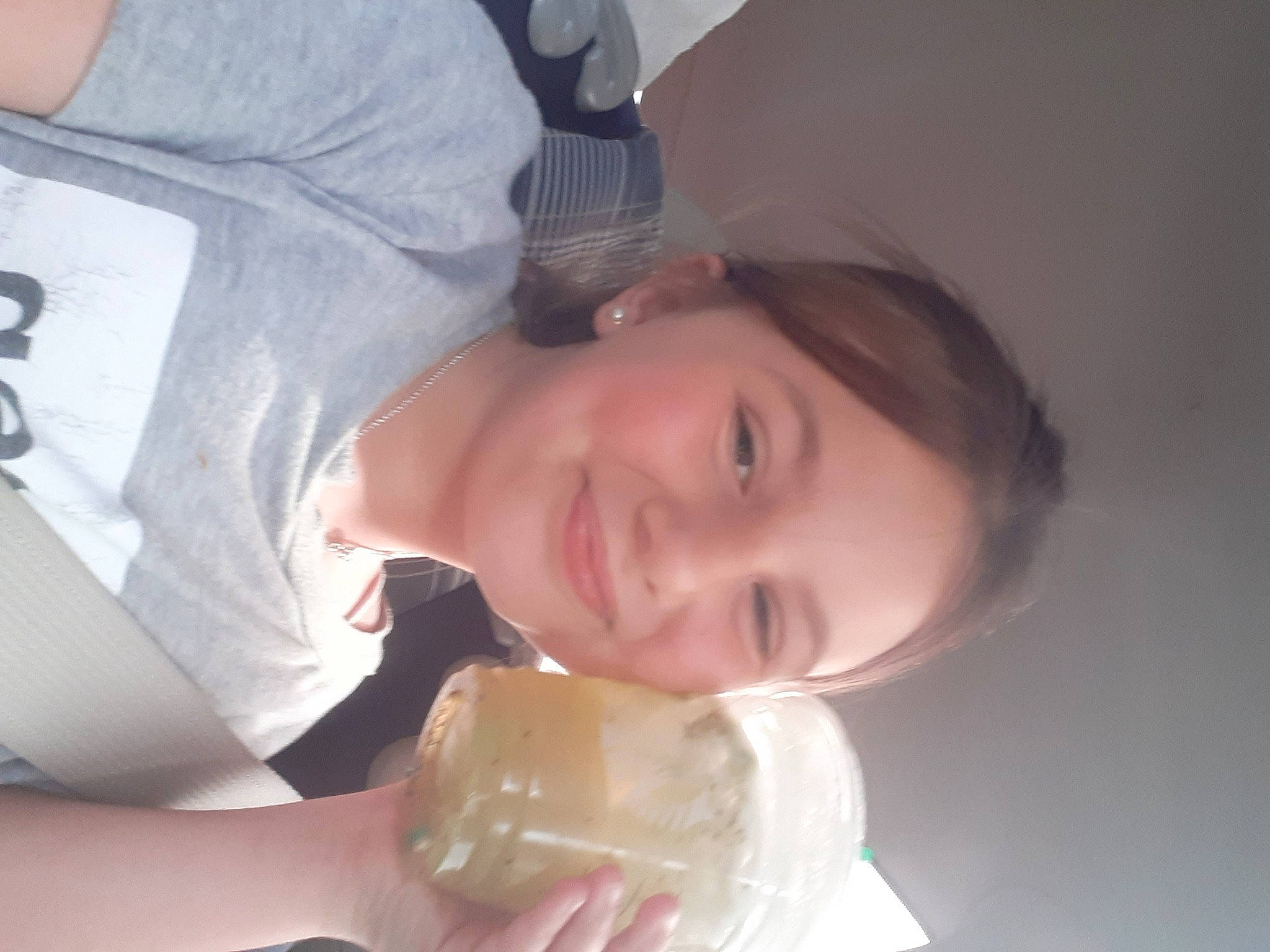 Mia a rejoint le concours — aidez-le/la à gagner de superbes lots ! arm, beauty, chest, drinking, drinkware, elbow, eyebrow, eyelash, finger, food, gesture, happy, jaw, joy, lip, mouth, neck, nose, person, skin