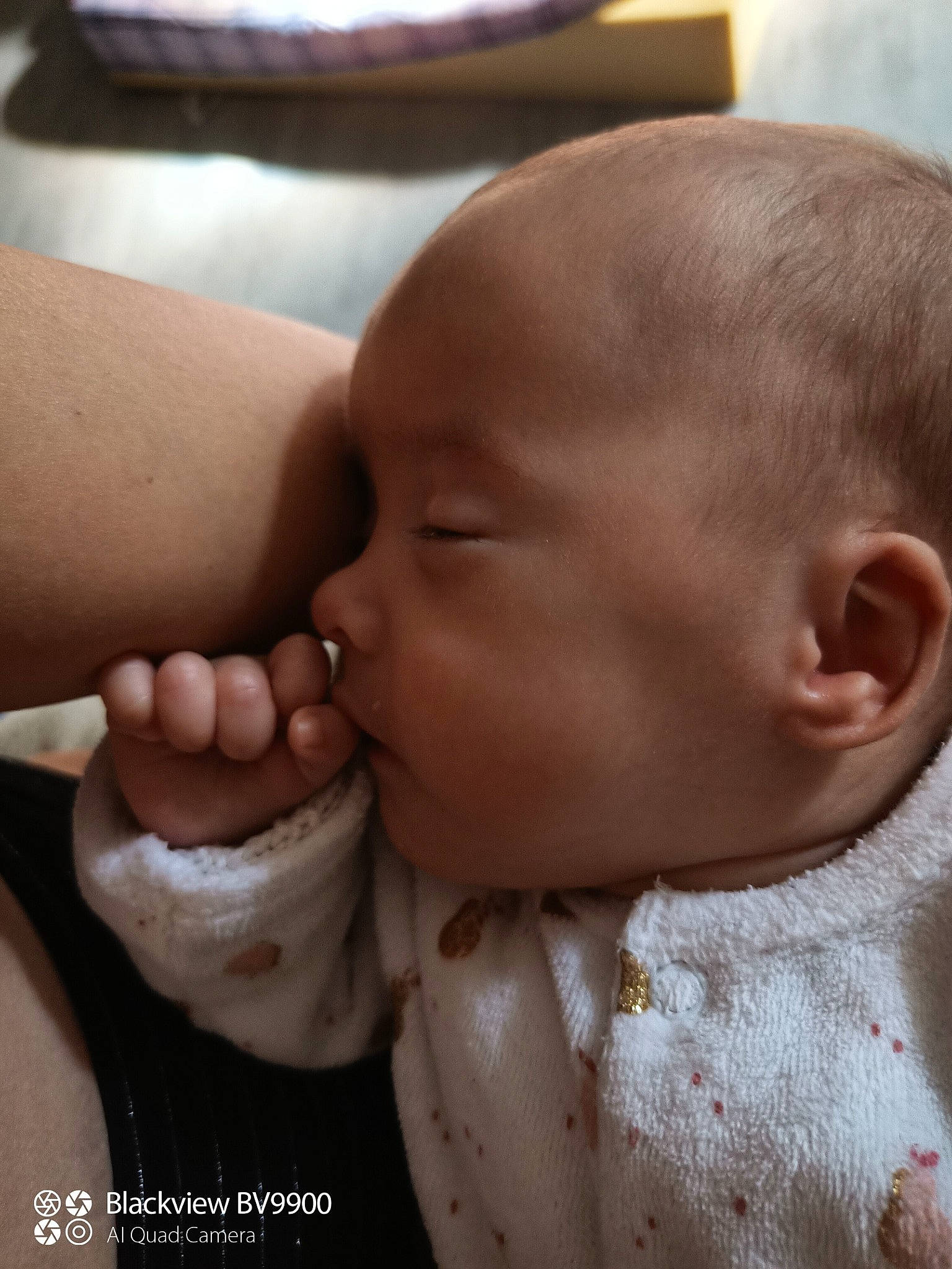 Zaven a rejoint le concours — aidez-le/la à gagner de superbes lots ! baby, baby_toddler_clothing, cheek, chest, comfort, ear, eye, eyebrow, finger, gesture, hand, lip, mouth, nail, neck, nose, person, skin, sleeve, thumb