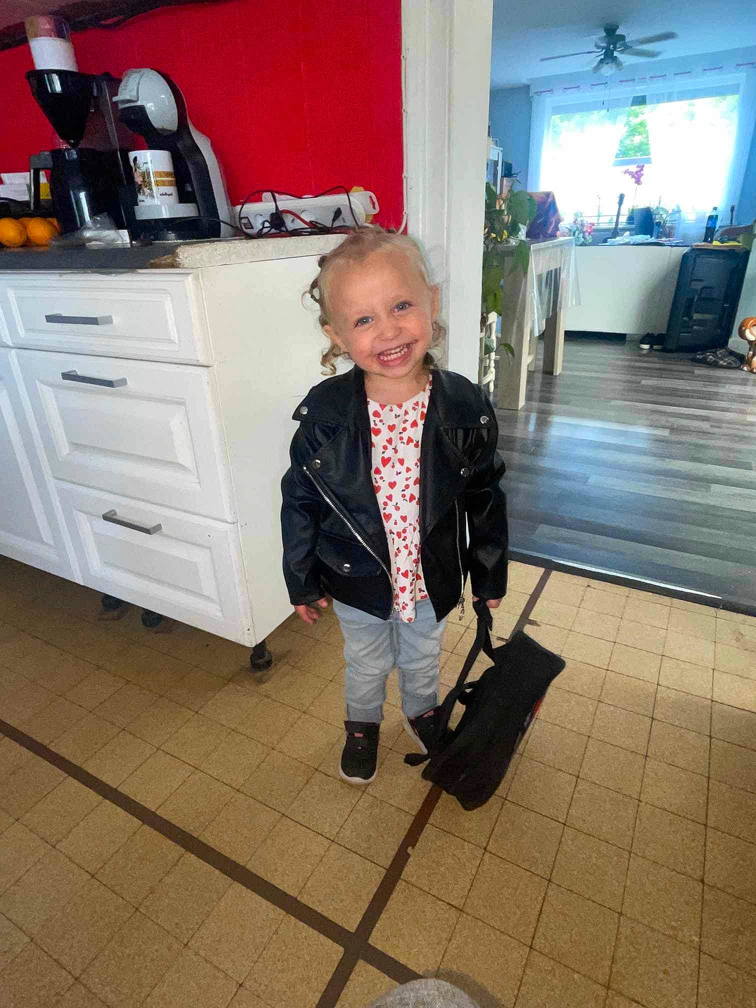 Thyphaine a rejoint le concours — aidez-le/la à gagner de superbes lots ! cabinetry, child, cupboard, display_device, event, floor, flooring, formal_wear, fun, hardwood, joy, kitchen, kitchen_appliance, person, play, room, sitting, smile, television, tie