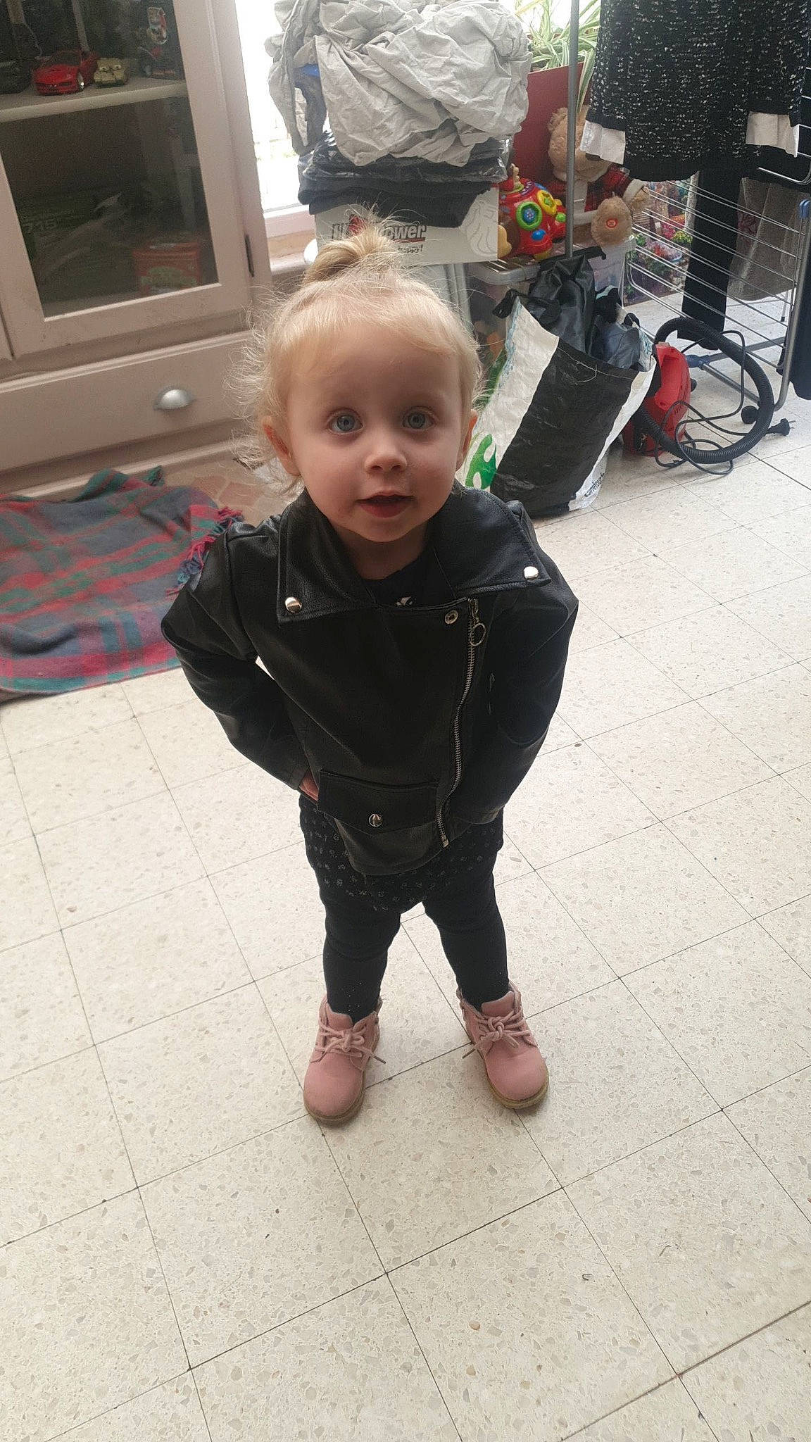 Thyphaine a rejoint le concours — aidez-le/la à gagner de superbes lots ! baby, baby_toddler_clothing, cheek, child, event, floor, flooring, fun, home_appliance, jacket, leg, luggage_and_bags, person, shoe, sitting, sleeve, smile, sneakers, television, toddler