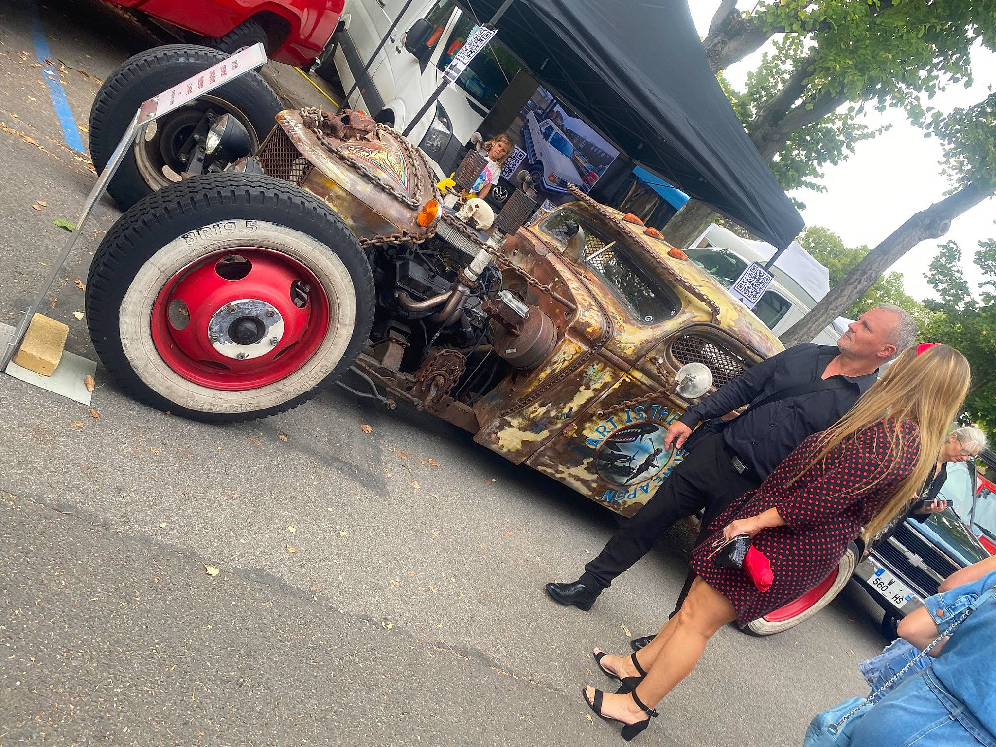 Thyphaine participe au concours pour gagner de l'argent avec cette photo : asphalt, automotive_design, automotive_exterior, automotive_lighting, automotive_tire, automotive_wheel_system, bumper, fender, motor_vehicle, person, rim, road_surface, rolling, shoe, sidewalk, tire, tire_care, tread, tree, vehicle