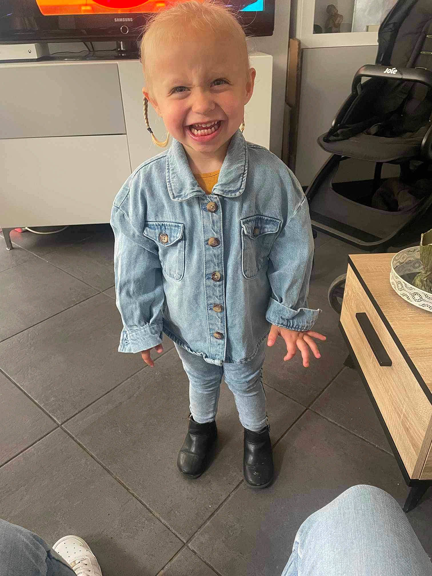 Thyphaine a rejoint le concours — aidez-le/la à gagner de superbes lots ! baby_toddler_clothing, blond, child, denim, drawer, electric_blue, flooring, fun, furniture, happy, joy, person, room, shoe, sitting, skin, sleeve, smile, sneakers, standing