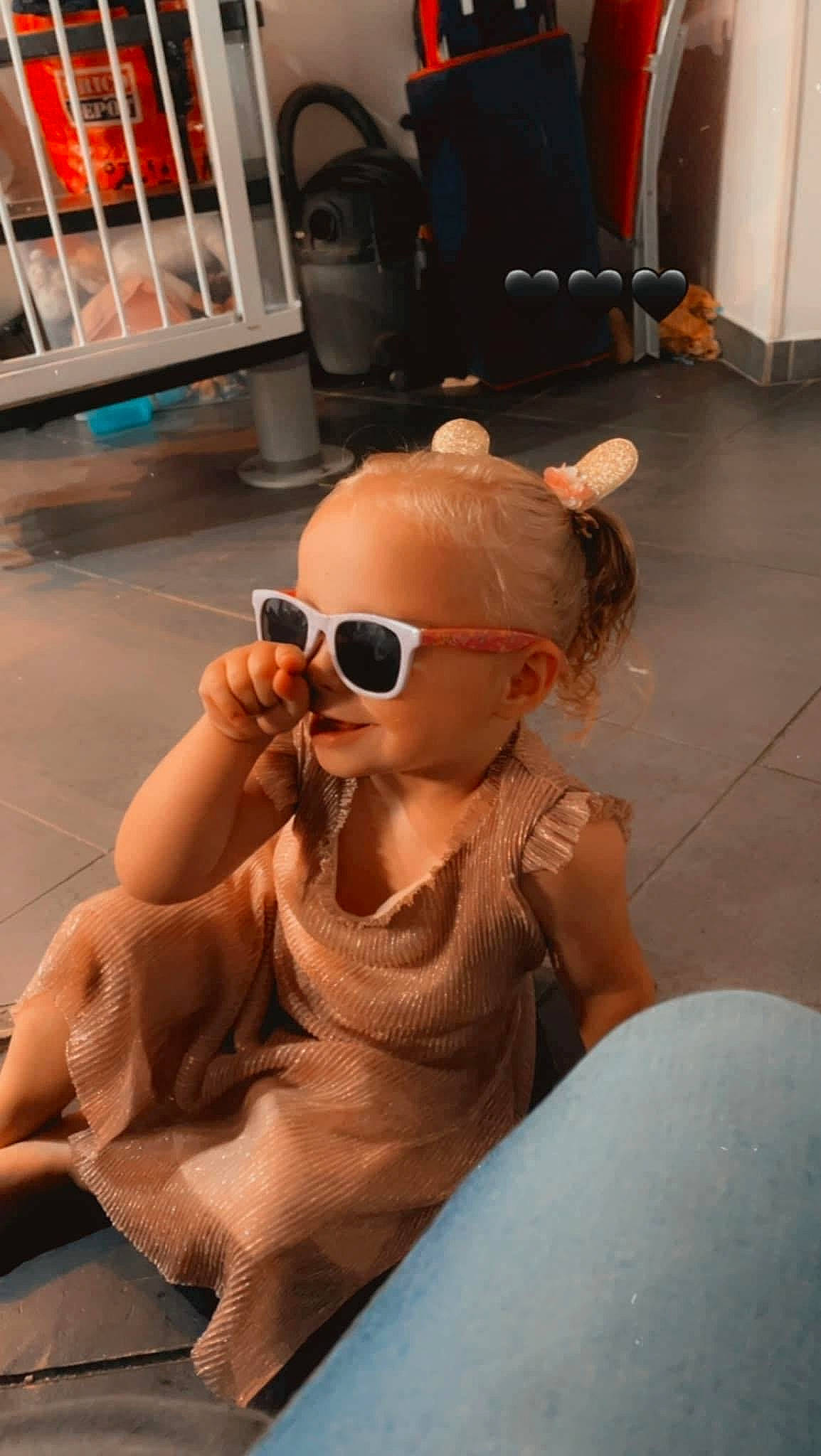 Thyphaine a rejoint le concours — aidez-le/la à gagner de superbes lots ! chest, child, comfort, eyewear, flooring, fun, glasses, goggles, happy, human_leg, joint, leisure, person, personal_protective_equipment, recreation, sitting, sunglasses, thigh, toddler, vacation