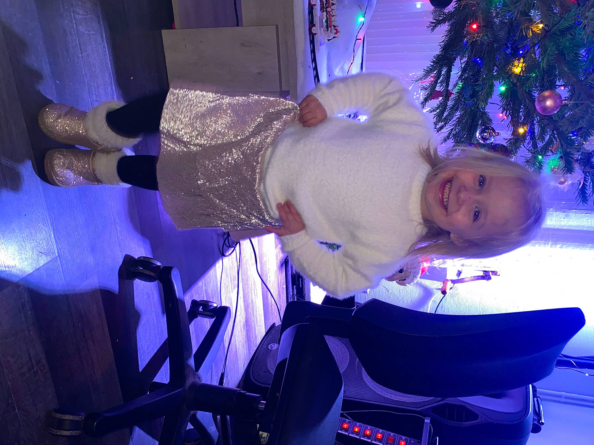 Thyphaine participe au concours pour gagner de l'argent avec cette photo : blue, christmas_decoration, christmas_eve, christmas_ornament, christmas_tree, electric_blue, entertainment, event, fun, holiday, joy, light, lighting, magenta, ornament, person, plant, purple, smile, tree