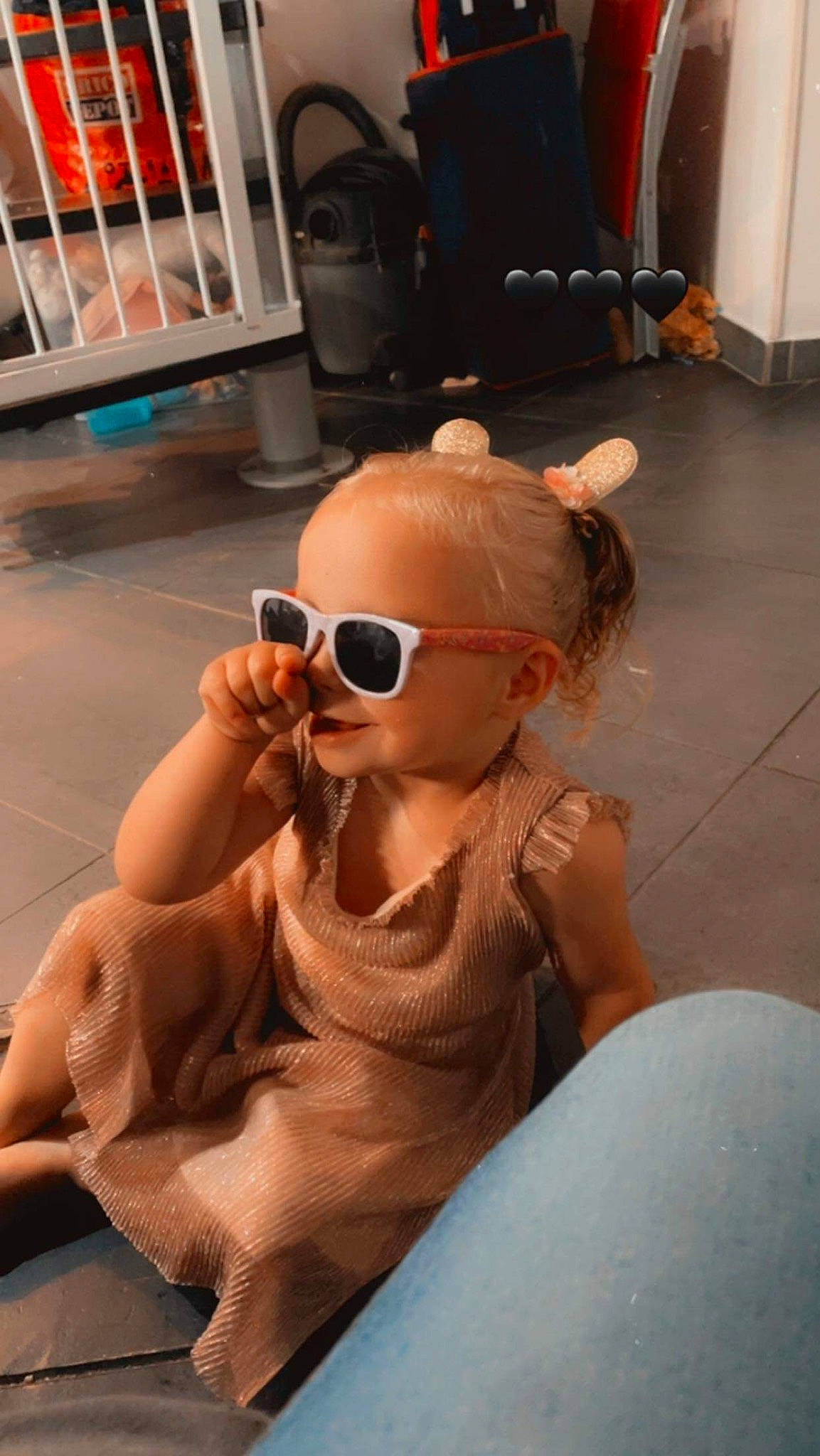 Thyphaine participe au concours pour gagner de l'argent avec cette photo : chest, child, comfort, eyewear, flooring, fun, glasses, goggles, happy, human_leg, joint, leisure, luggage_and_bags, person, personal_protective_equipment, recreation, sitting, sunglasses, thigh, toddler