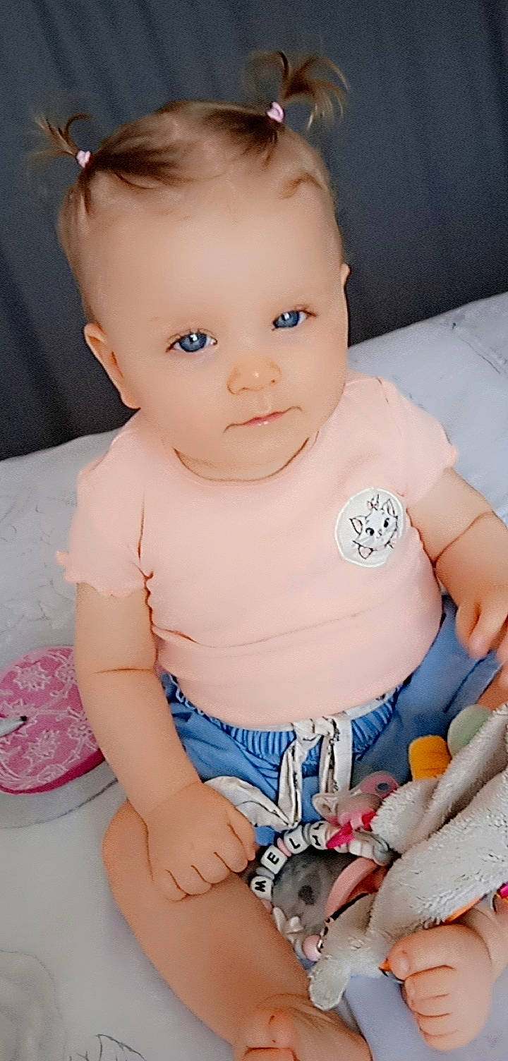 Melia participe au concours pour gagner de l'argent avec cette photo : baby, baby_toddler_clothing, blue, cheek, child, eyelash, finger, human_body, iris, joint, lip, mouth, neck, nose, person, pink, skin, sleeve, stomach, toddler