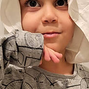 Alex a rejoint le concours — aidez-le/la à gagner de superbes lots ! child, face, eyes, hood, cloth, grey_shirt, patterned_shirt, hand, curious, portrait, indoors, young, childhood, expression, casual_clothing, closeup, person, cute, thinking, light_background