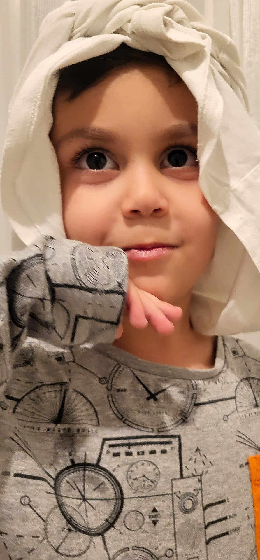 Alex a rejoint le concours — aidez-le/la à gagner de superbes lots ! child, face, eyes, hood, cloth, grey_shirt, patterned_shirt, hand, curious, portrait, indoors, young, childhood, expression, casual_clothing, closeup, person, cute, thinking, light_background