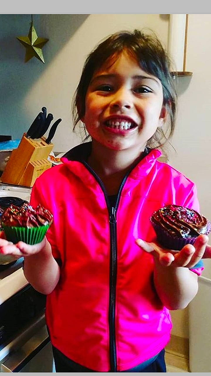 Elizabeth is registered to the contest to win money with this photo: bake_sale, brazilian_food, cake, chocolate, cuisine, dessert, dish, eating, food, joy, meal, person, superfood