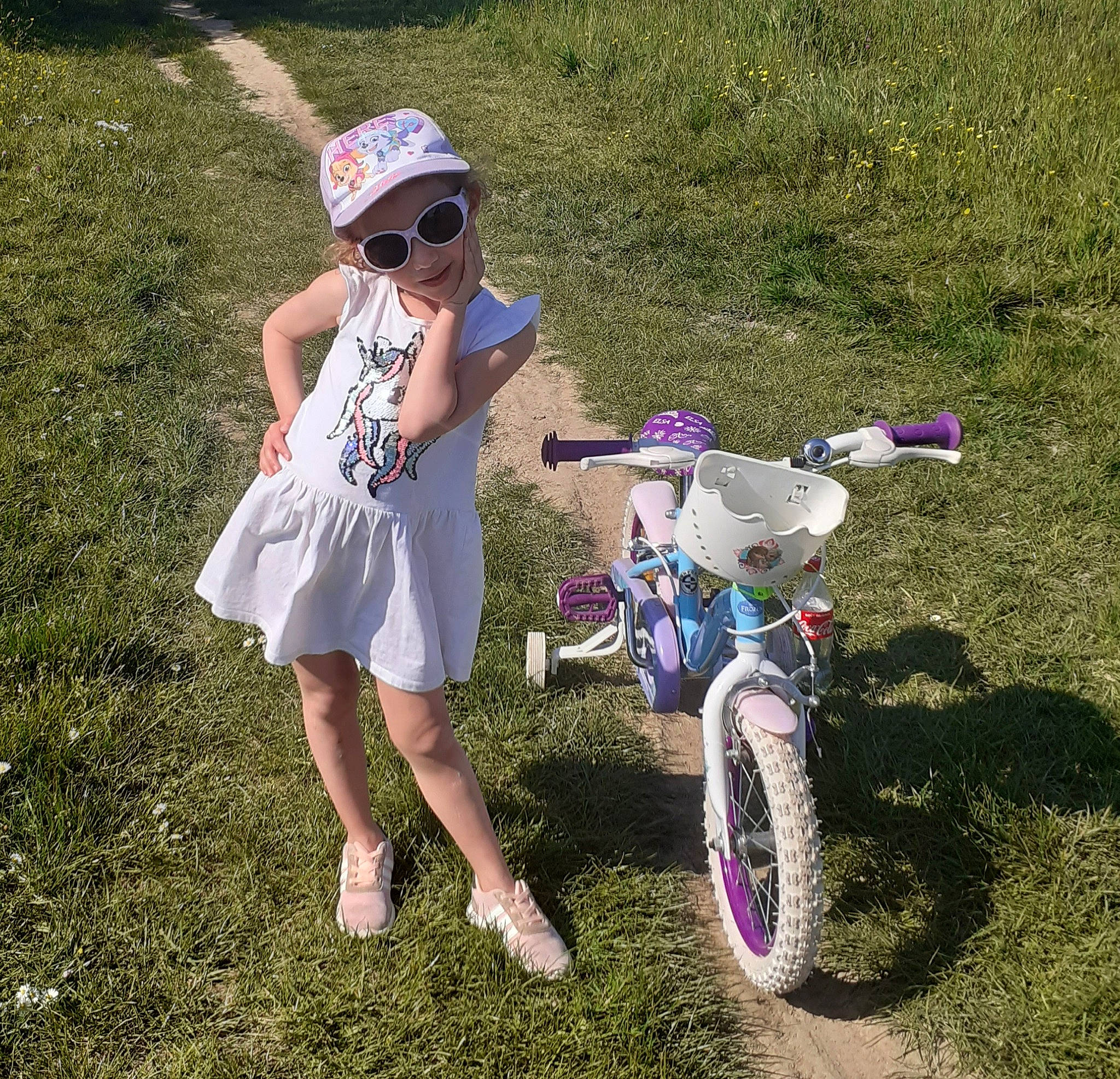 Maëlys a rejoint le concours — aidez-le/la à gagner de superbes lots ! bicycle, bicycle_accessory, bicycle_wheel, child, cycling, fun, grass, headwear, person, plant, recreation, sports_equipment, summer, toddler, training_wheels, vacation, vehicle, wheel