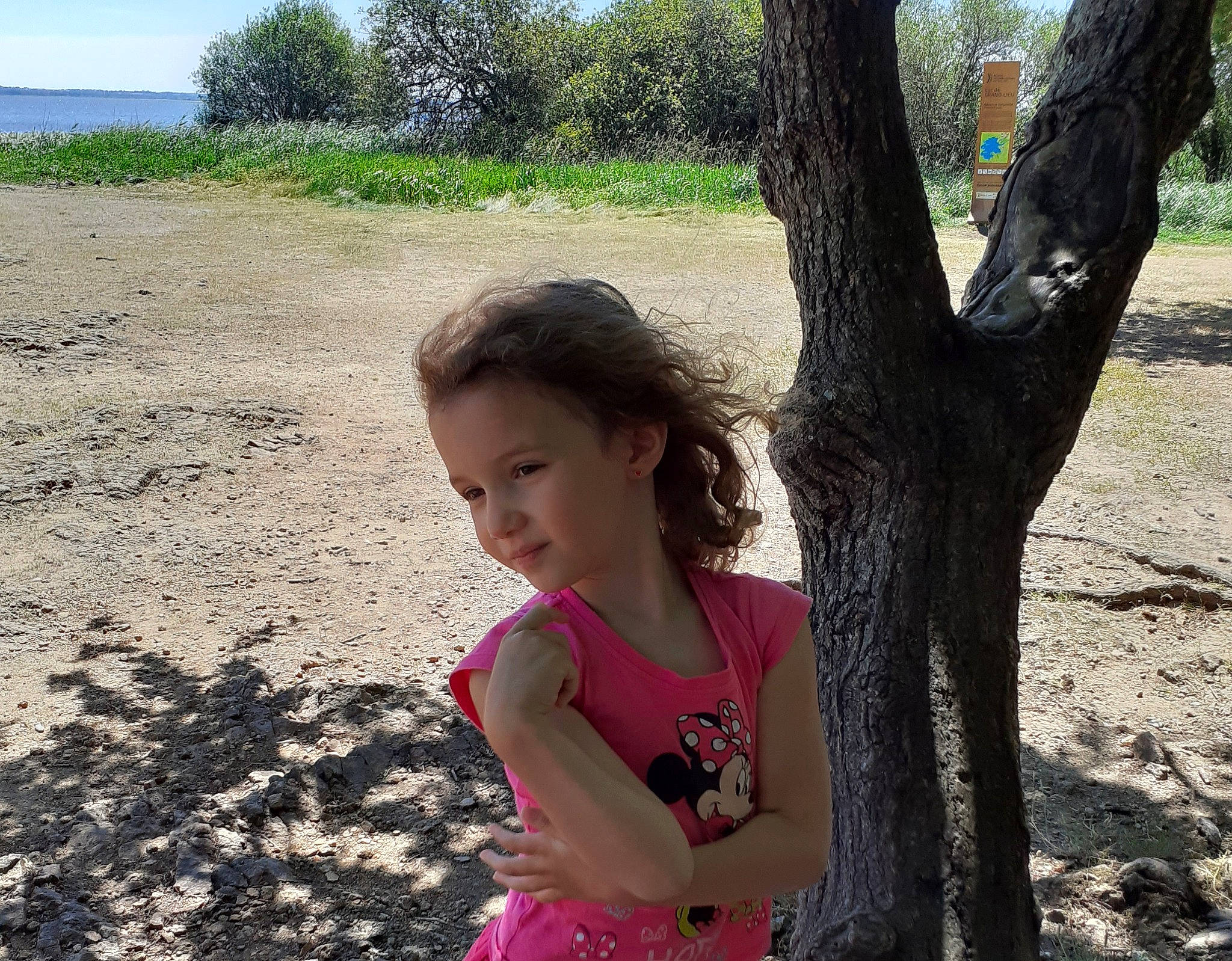 Maëlys participe au concours pour gagner de l'argent avec cette photo : child, fun, happy, leisure, mud, person, pink, plant, play, sand, smile, summer, toddler, tree, vacation, woody_plant