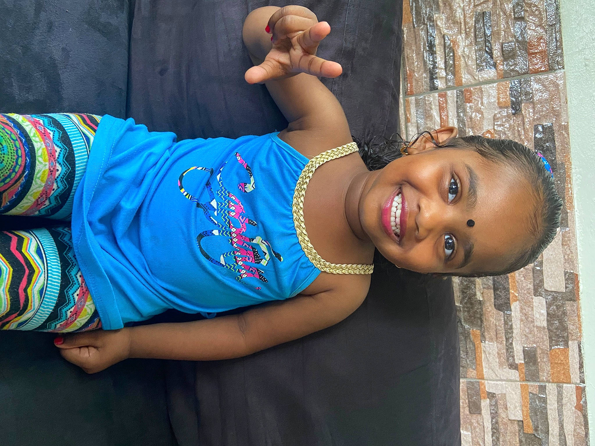 Maellya participe au concours pour gagner de l'argent avec cette photo : abdomen, arm, bracelet, chest, cool, door, elbow, electric_blue, eyewear, flash_photography, fun, happy, human_leg, jewellery, joy, person, sitting, smile, street_fashion, sunglasses