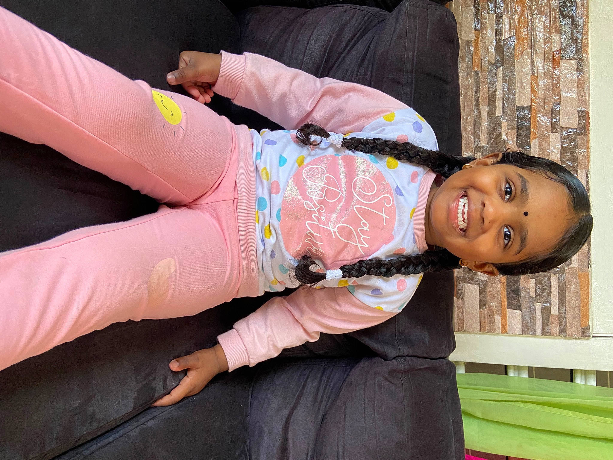 Maellya participe au concours pour gagner de l'argent avec cette photo : arm, clothing, cool, elbow, eye, happy, human_body, joint, joy, knee, leg, neck, person, pink, skin, sleeve, smile, textile, thigh, trunk