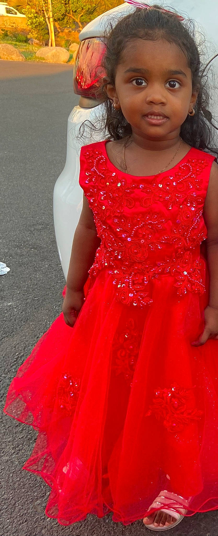 Maellya participe au concours pour gagner de l'argent avec cette photo : black, bridal_party_dress, day_dress, dress, face, hair, happy, head, headgear, human_body, leg, neck, one_piece_garment, person, pink, skin, sleeve, smile, sunglasses, waist