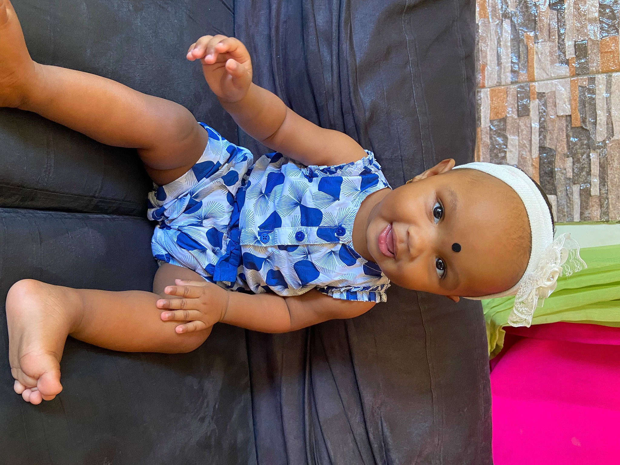 Malyana participe au concours pour gagner de l'argent avec cette photo : baby_toddler_clothing, child, comfort, elbow, electric_blue, finger, fun, gesture, hand, happy, hat, human_leg, joint, knee, lap, leisure, person, shoulder, smile, thigh