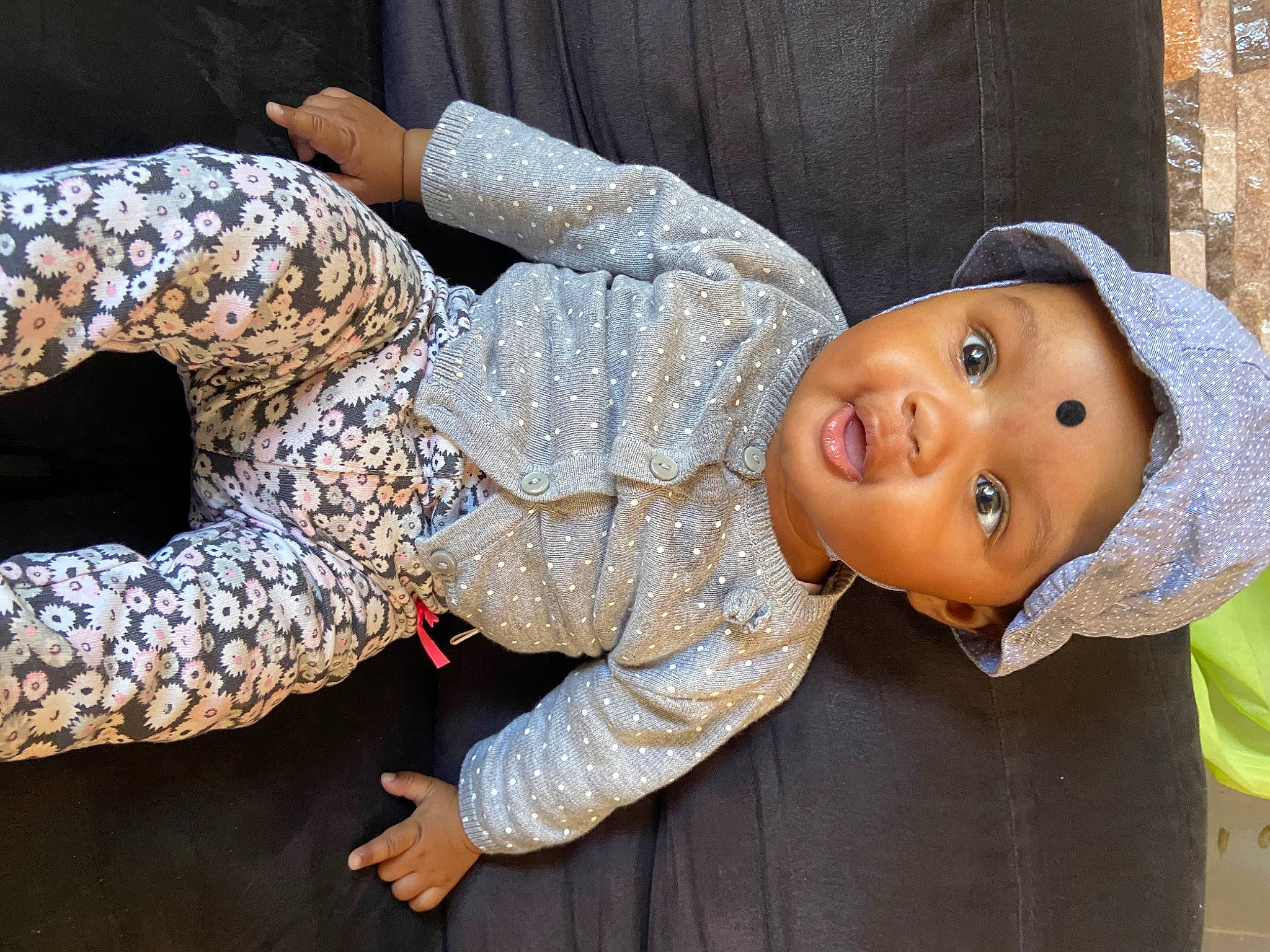 Malyana participe au concours pour gagner de l'argent avec cette photo : baby, baby_toddler_clothing, cap, child, comfort, elbow, fashion_accessory, fur, hat, human_body, pattern, person, sitting, sleeve, sun_hat, thread, toddler, tree, wool, woolen