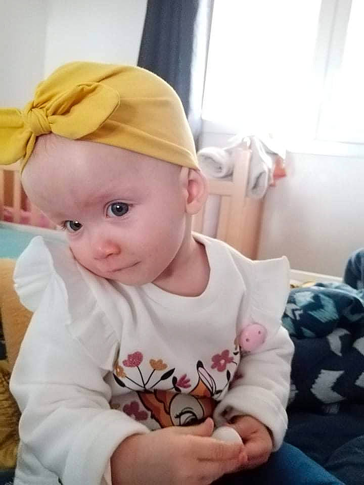 Maria participe au concours pour gagner de l'argent avec cette photo : baby, baby_toddler_clothing, blond, cap, cheek, child, comfort, curtain, eye, facial_expression, fashion_accessory, happy, headwear, iris, lip, person, sitting, skin, sleeve, t_shirt