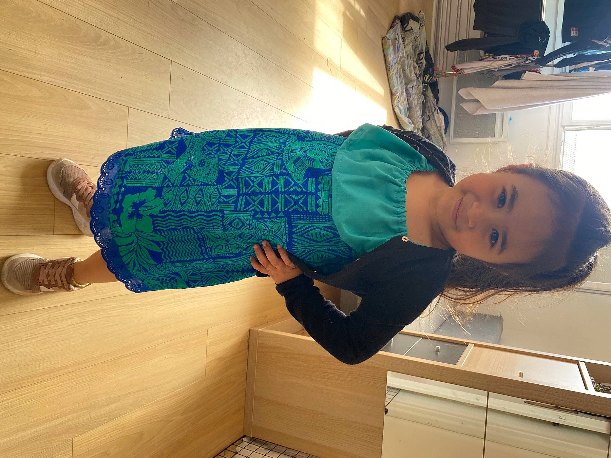 Laeticia a rejoint le concours — aidez-le/la à gagner de superbes lots ! child, comfort, denim, elbow, electric_blue, floor, flooring, fun, happy, human_leg, joint, joy, knee, person, shoulder, sleeve, sportswear, t_shirt, thigh, toddler