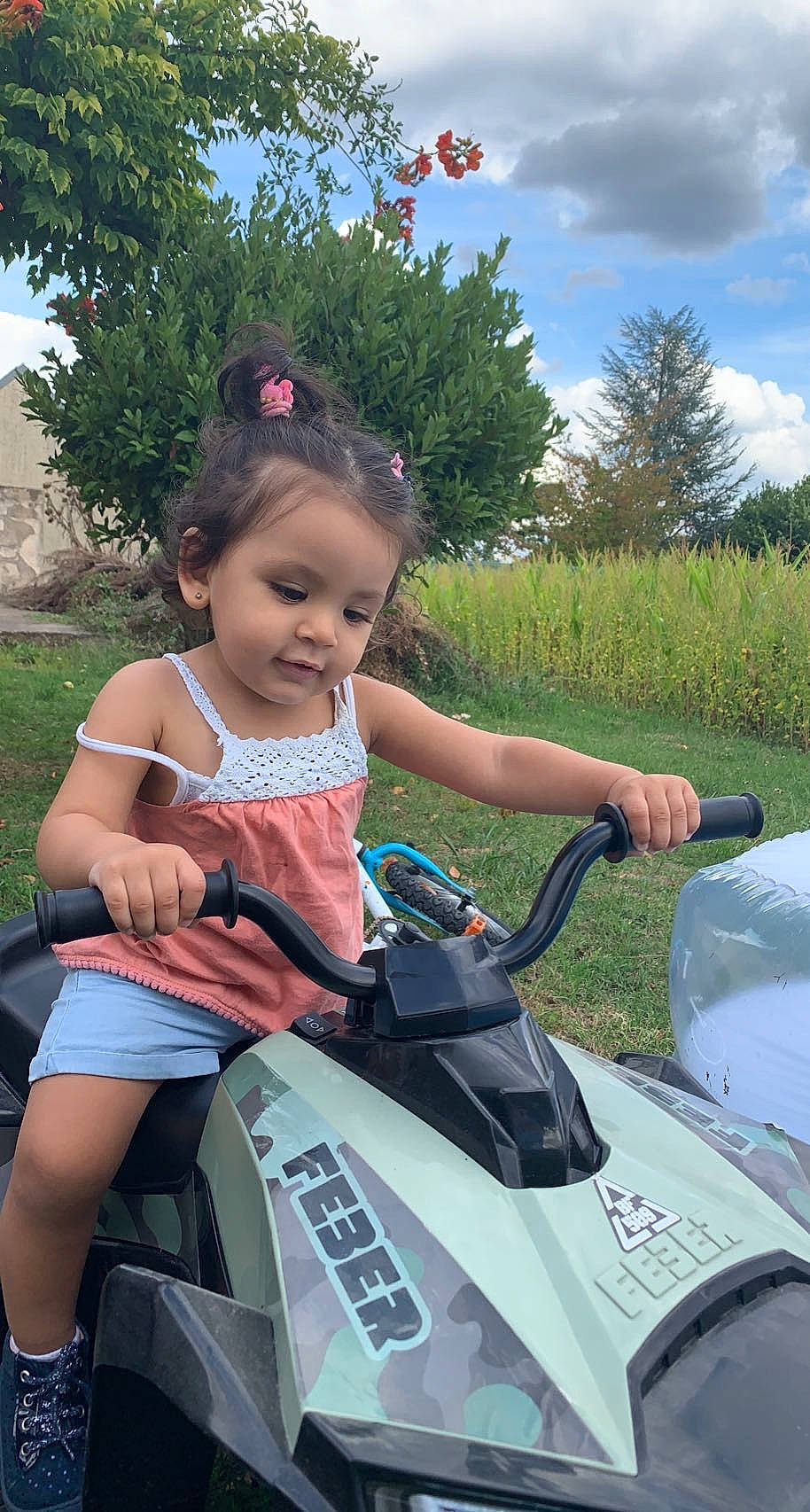 Sadine a rejoint le concours — aidez-le/la à gagner de superbes lots ! automotive_design, automotive_exterior, automotive_lighting, automotive_tire, automotive_wheel_system, cloud, fender, fun, grass, leisure, motor_vehicle, person, plant, recreation, sky, summer, toddler, tree, vehicle, window