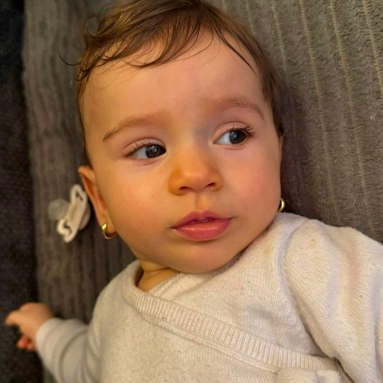 Ayssi a rejoint le concours — aidez-le/la à gagner de superbes lots ! baby, blanket, child, closeup, couch, cute, earring, eyelashes, face, gaze, hair, indoors, lips, lying_down, pacifier, pacifier_clip, portrait, skin, sweater, toddler
