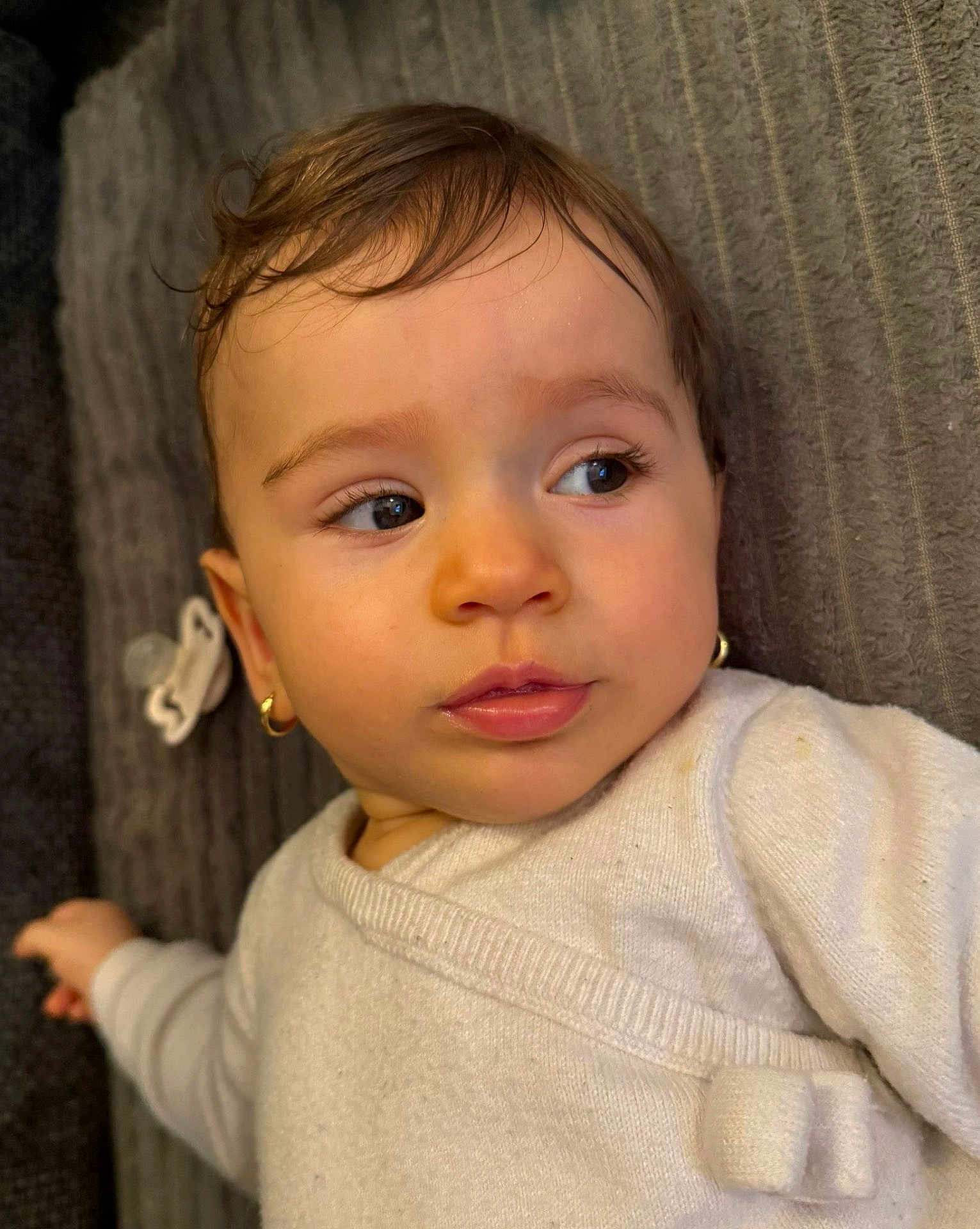 Ayssi a rejoint le concours — aidez-le/la à gagner de superbes lots ! baby, child, toddler, face, earring, eyelashes, lips, hair, skin, sweater, pacifier, pacifier_clip, blanket, couch, closeup, portrait, gaze, lying_down, indoors, cute