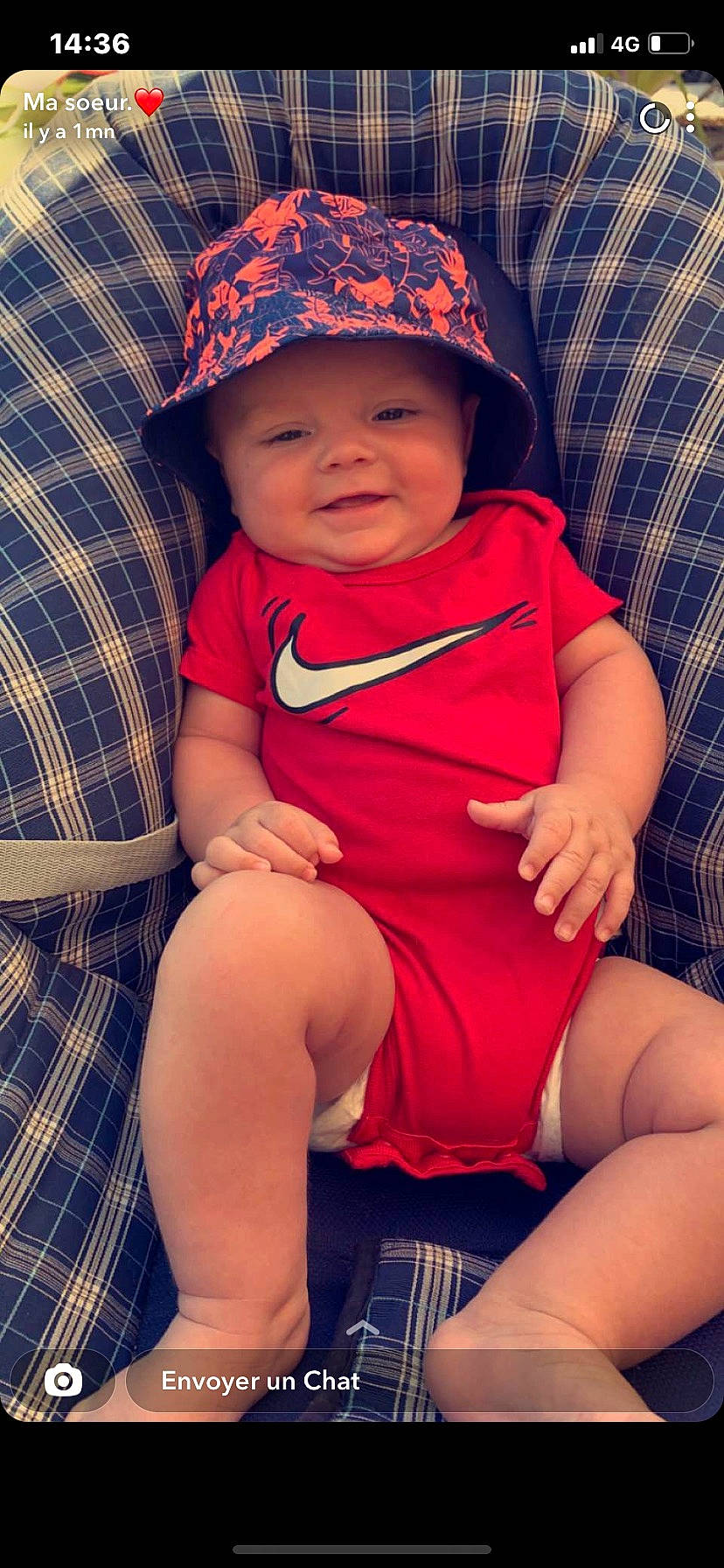 Thiago a rejoint le concours — aidez-le/la à gagner de superbes lots ! baby, baby_toddler_clothing, cap, comfort, electric_blue, face, happy, hat, headwear, human_leg, joy, knee, pattern, person, pink, plaid, red, skin, sleeve, smile