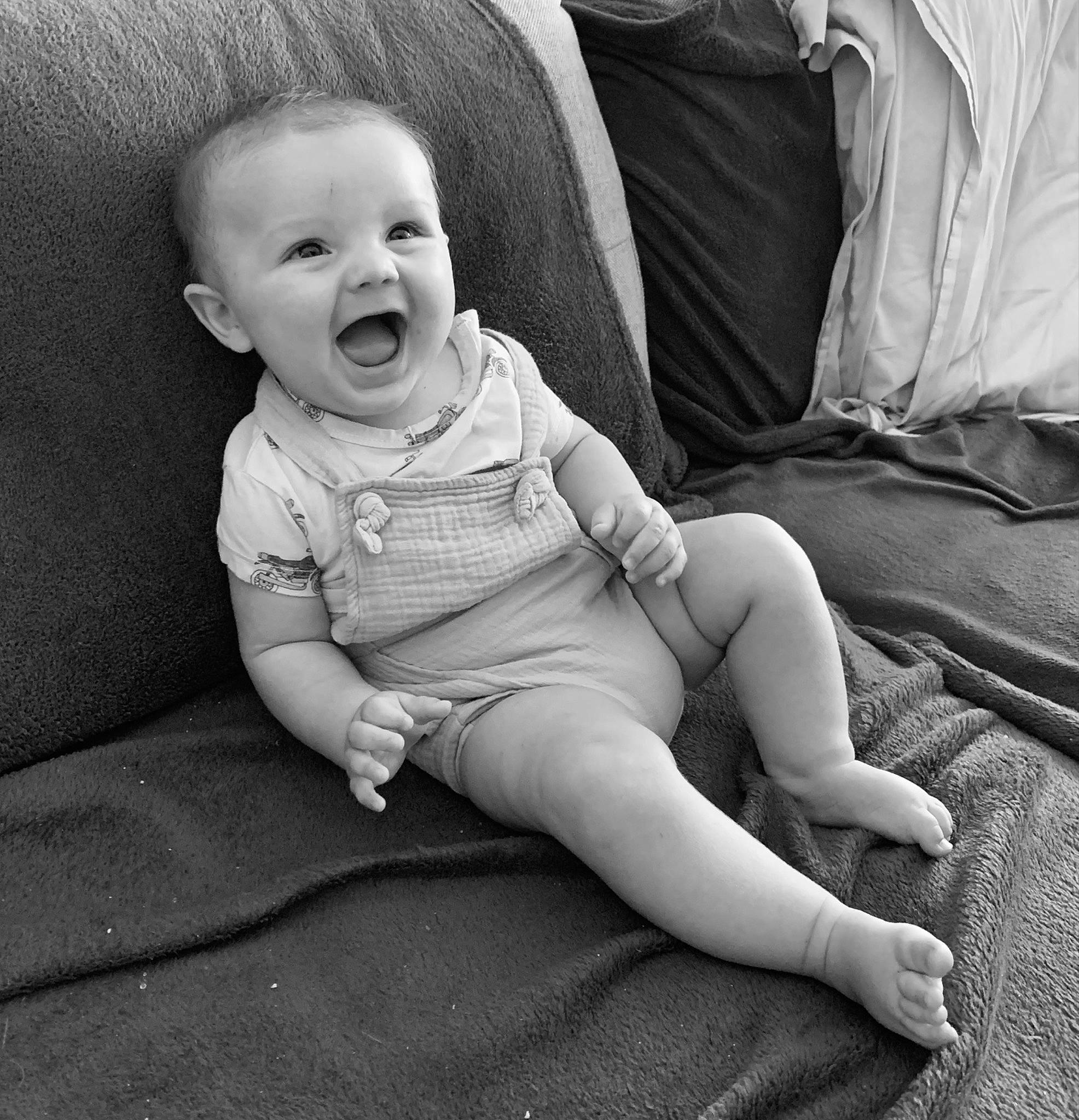 Thiago participe au concours pour gagner de l'argent avec cette photo : baby, baby_toddler_clothing, black_and_white, child, comfort, face, flash_photography, flooring, happy, human_body, human_leg, iris, leg, monochrome, monochrome_photography, person, skin, smile, snapshot, style