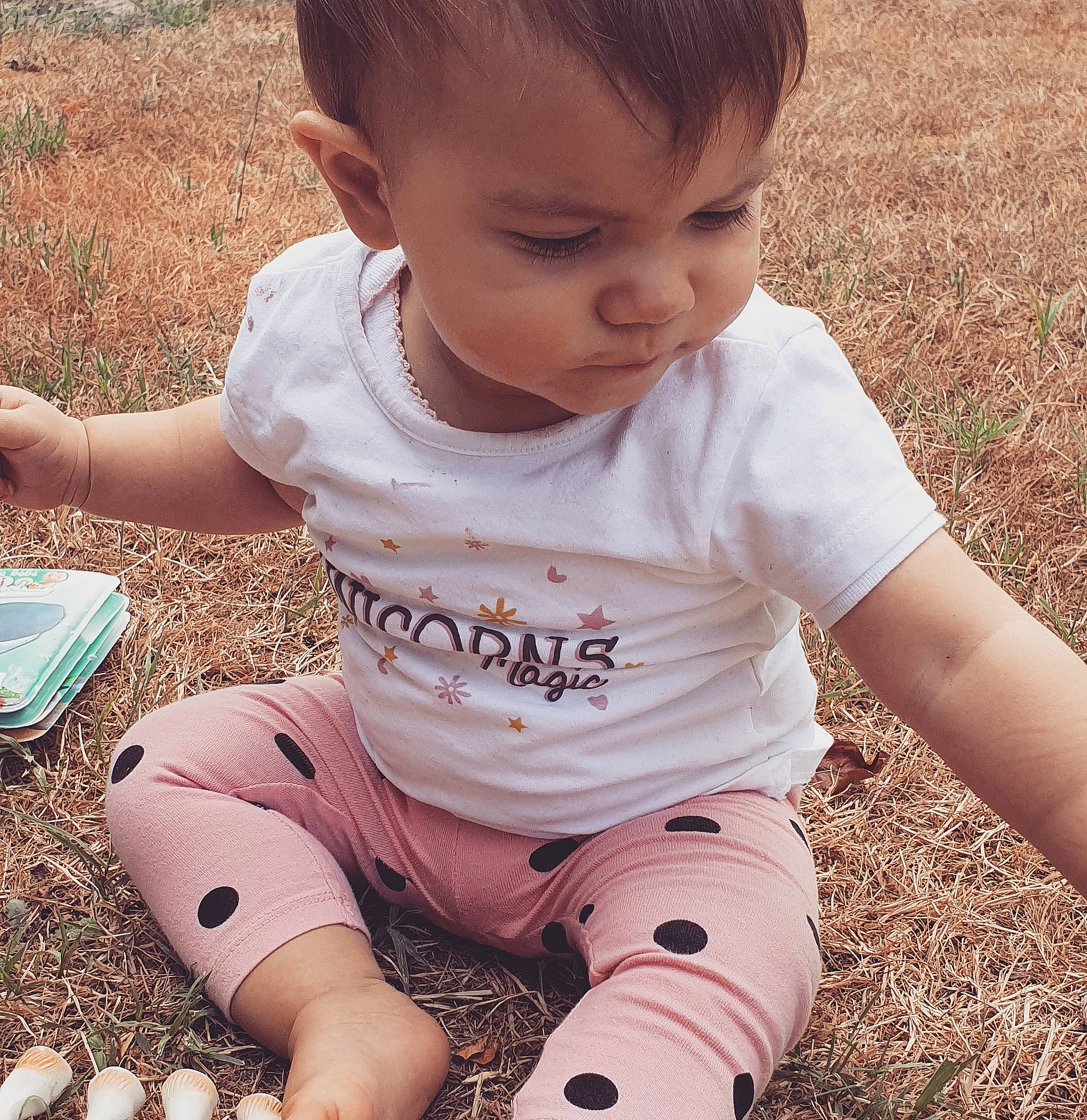 Mia participe au concours pour gagner de l'argent avec cette photo : arm, baby, baby_toddler_clothing, child, cool, finger, footwear, fun, grass, hand, happy, leg, person, plant, play, sitting, skin, sleeve, summer, t_shirt
