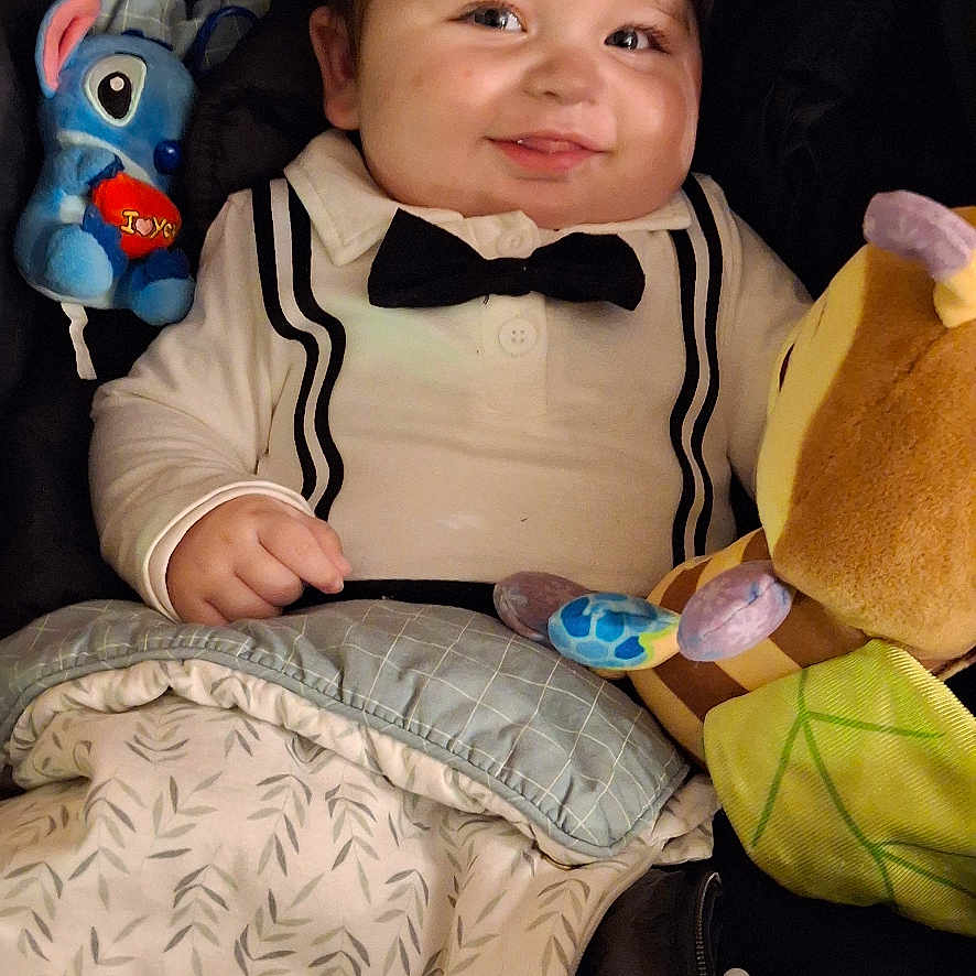 Leyno a rejoint le concours — aidez-le/la à gagner de superbes lots ! baby, baby_boy, blanket, bow_tie, child, clothing, comfort, cozy, cute, face, happy, indoor, infant, lying_down, plush, portrait, smiling, soft_toys, stuffed_toy, white_shirt