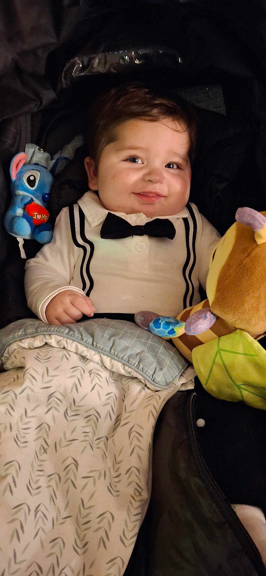 Leyno a rejoint le concours — aidez-le/la à gagner de superbes lots ! baby, child, smiling, bow_tie, white_shirt, stuffed_toy, blanket, soft_toys, indoor, cute, face, infant, clothing, comfort, lying_down, portrait, happy, baby_boy, plush, cozy