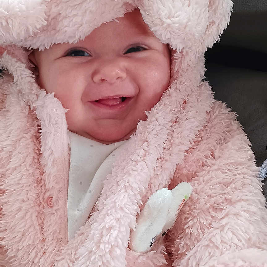 Lyzon a rejoint le concours — aidez-le/la à gagner de superbes lots ! baby, child, clothing, coat, cozy, cute, face, fluffy, hand, happy, hood, indoors, infant, person, pink, plush_toy, portrait, smile, soft, warm