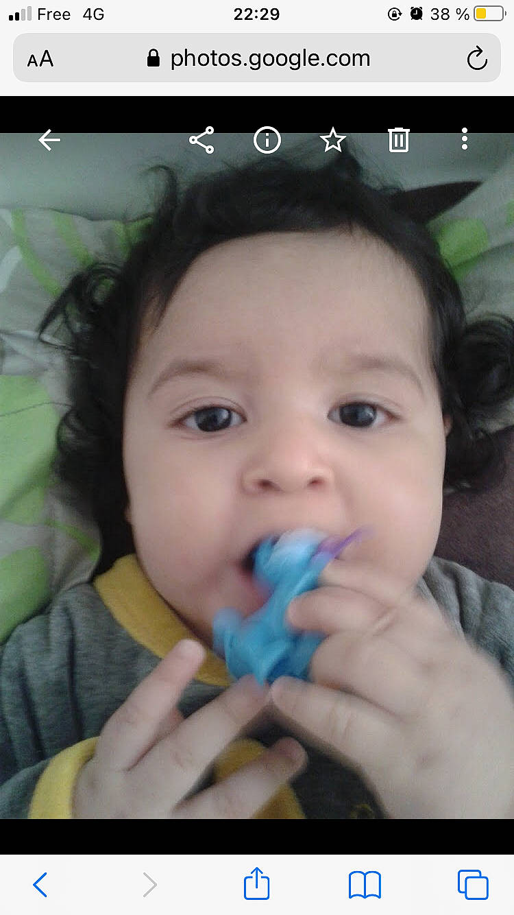 Omar a rejoint le concours — aidez-le/la à gagner de superbes lots ! cheek, chin, cool, eyebrow, eyelash, face, facial_expression, finger, gesture, hair, happy, head, human, lip, mouth, nose, organ, person, photograph, product