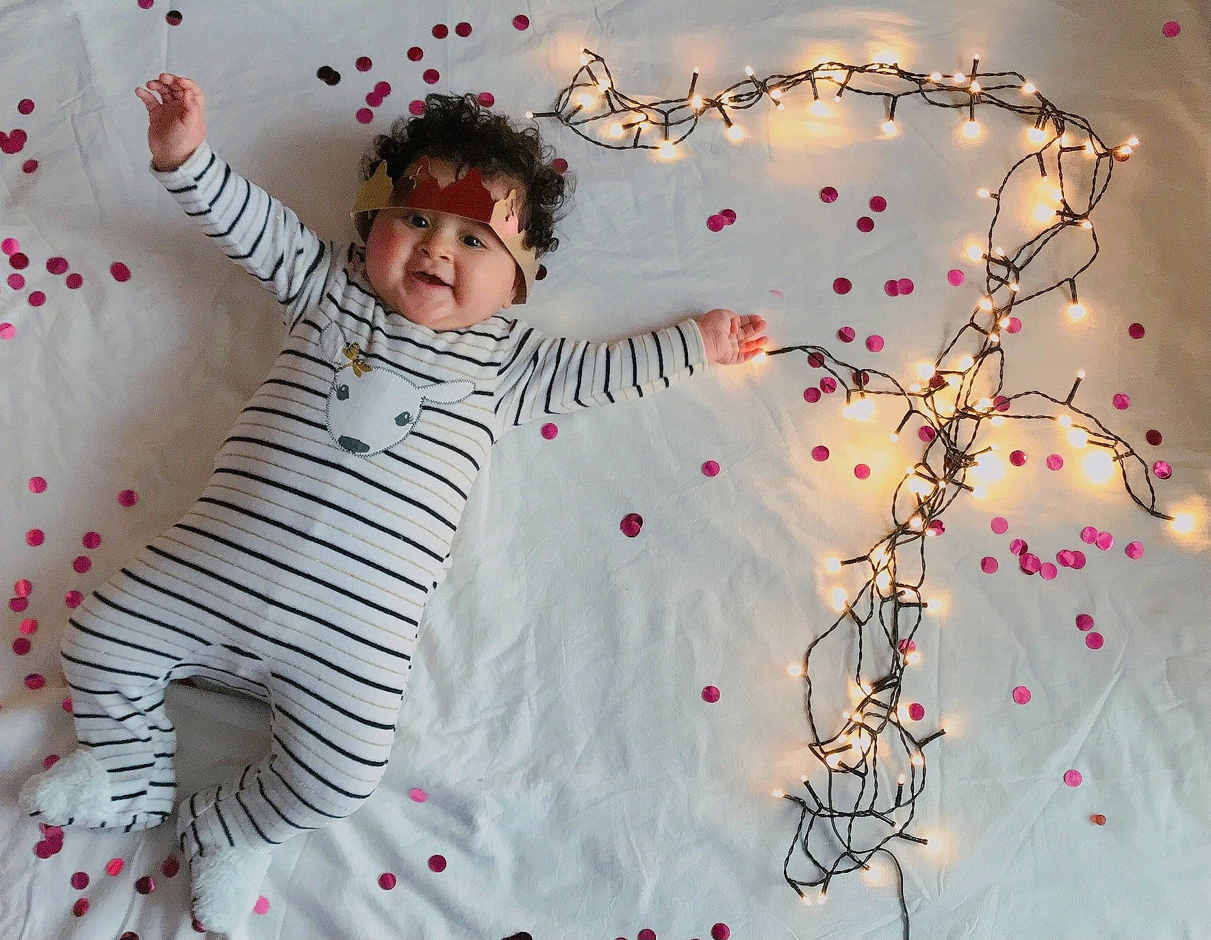 Nour a rejoint le concours — aidez-le/la à gagner de superbes lots ! art, baby_toddler_clothing, christmas, christmas_decoration, christmas_ornament, event, fur, happy, holiday, linens, needlework, ornament, party_supply, pattern, person, sleeve, t_shirt, textile, toddler, twig