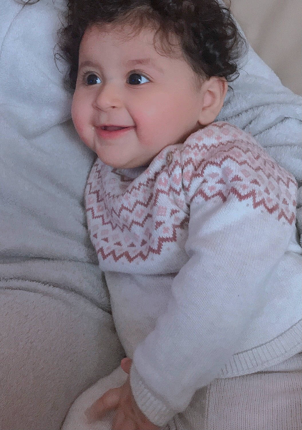 Nour a rejoint le concours — aidez-le/la à gagner de superbes lots ! baby, baby_toddler_clothing, cheek, chin, collar, comfort, grey, happy, iris, joy, linens, lip, neck, nose, pattern, person, pink, skin, sleeve, smile