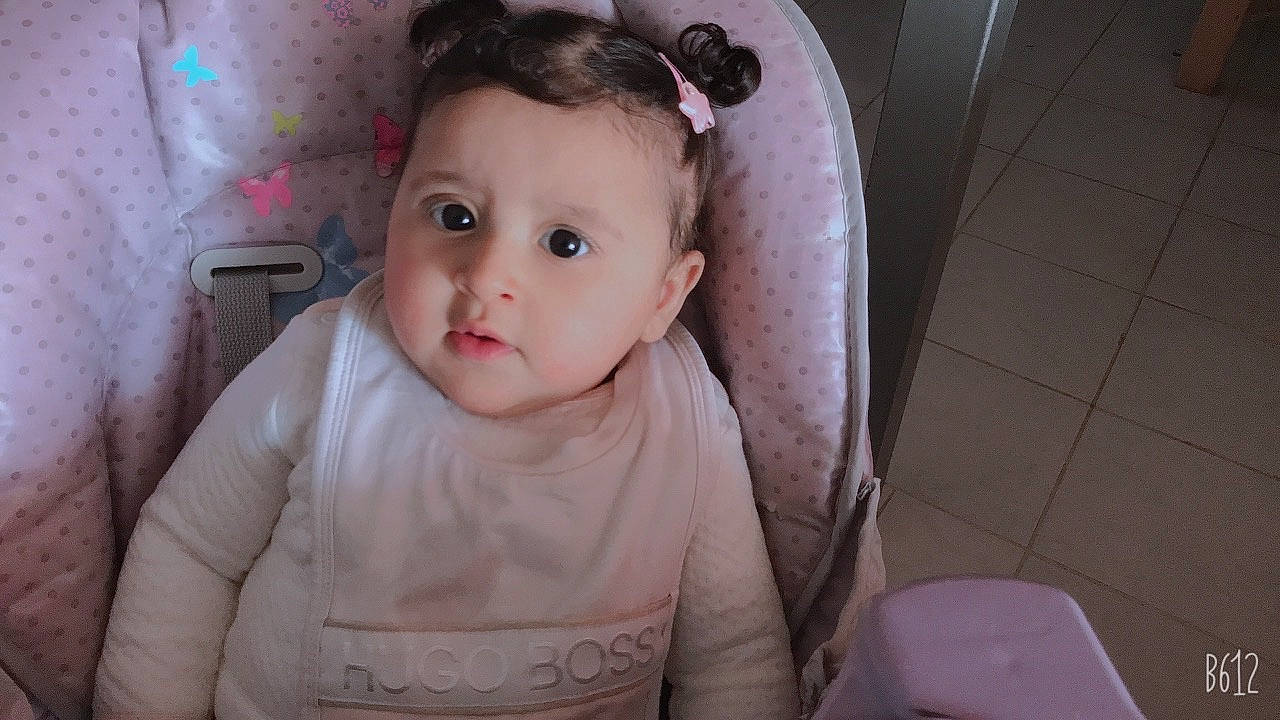 Nour a rejoint le concours — aidez-le/la à gagner de superbes lots ! baby, baby_toddler_clothing, cheek, child, comfort, ear, eyelash, flash_photography, happy, headpiece, iris, lip, mouth, neck, nose, person, pink, sitting, skin, smile