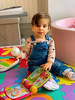 Mya a rejoint le concours — aidez-le/la à gagner de superbes lots ! baby, baby_playing_with_toys, child, person, play, product, room, sitting, toddler, toy