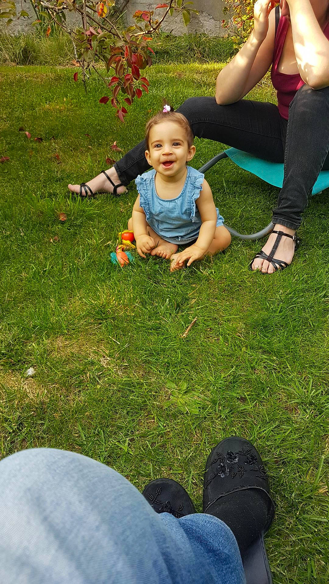 Mya a rejoint le concours — aidez-le/la à gagner de superbes lots ! child, finger, fun, garden, grass, grass_family, jeans, joy, lawn, leaf, leg, leisure, person, plant, play, sitting, smile, summer, toddler, tree